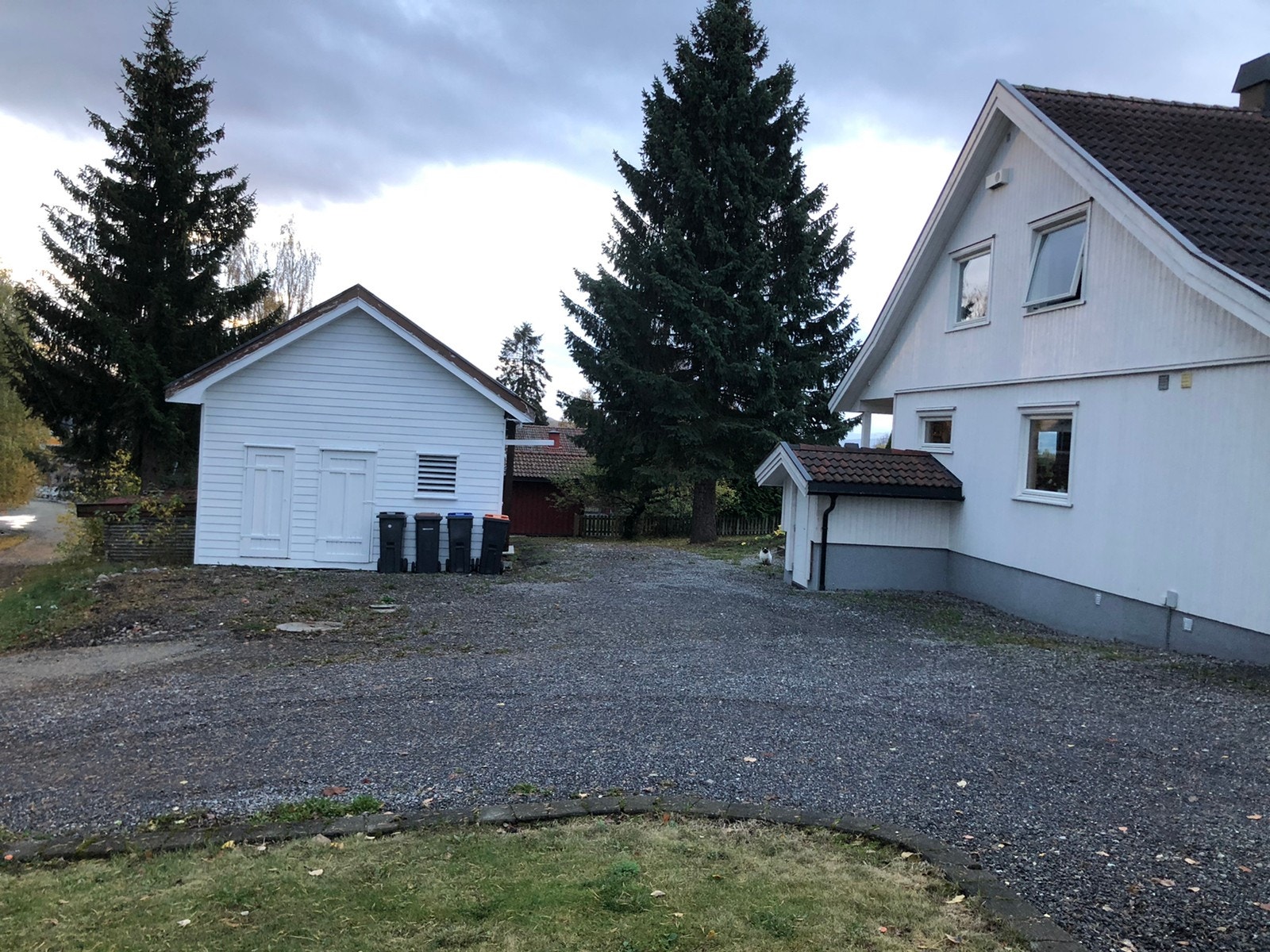 Utehus m/ lagringsplass Galleribilde