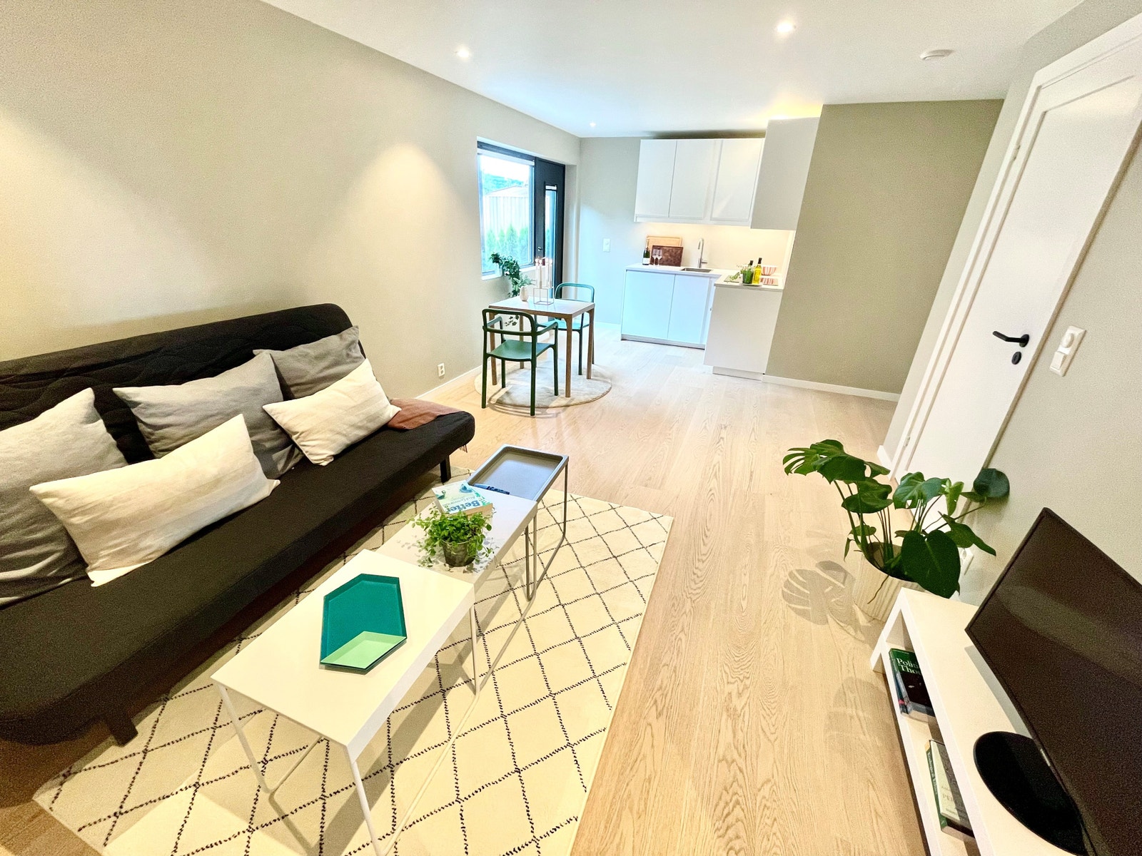 Lys hybel med vindu på bakkeplan Galleribilde