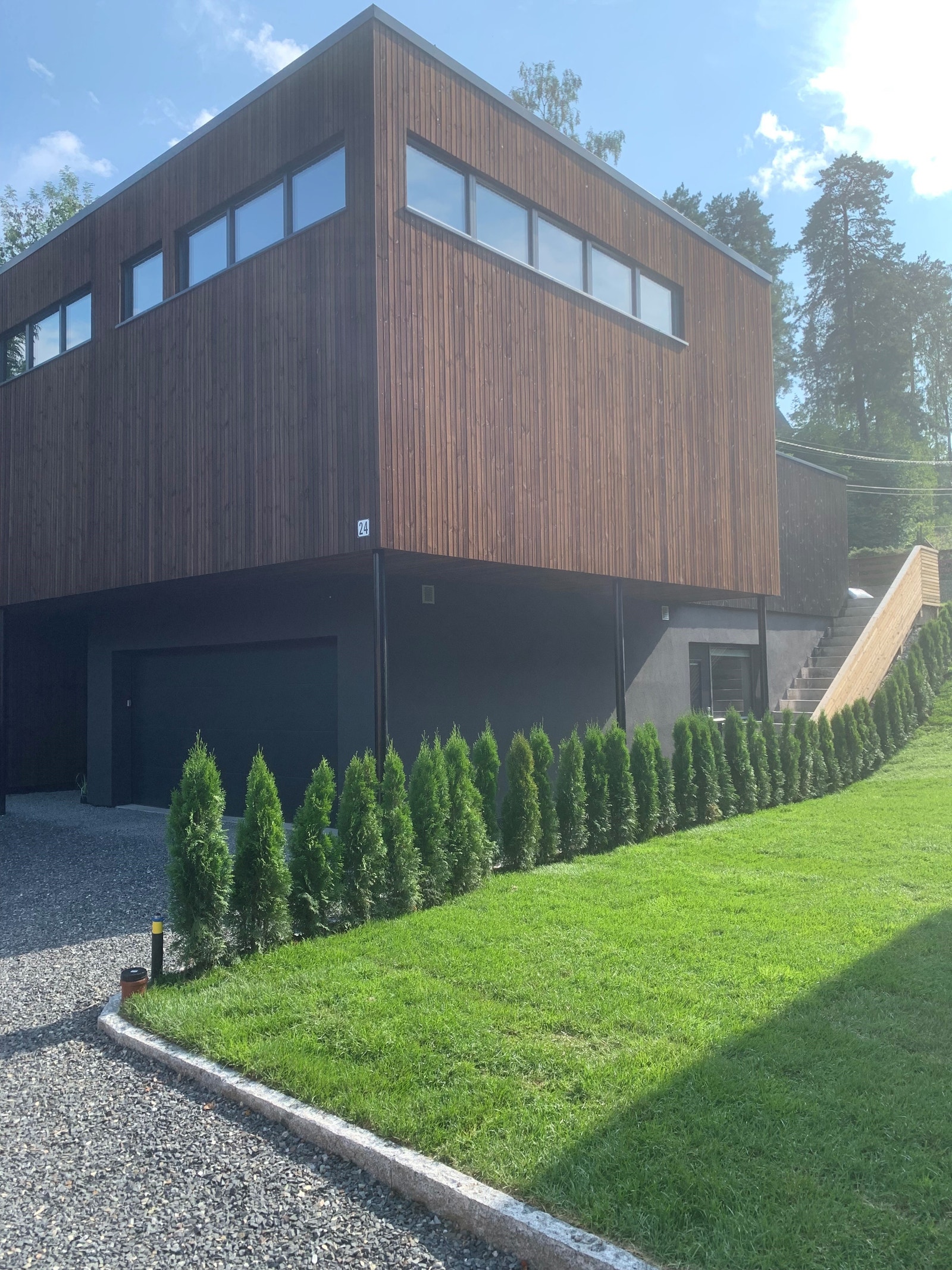 Flott funkis-hus, i grønne omgivelser Galleribilde