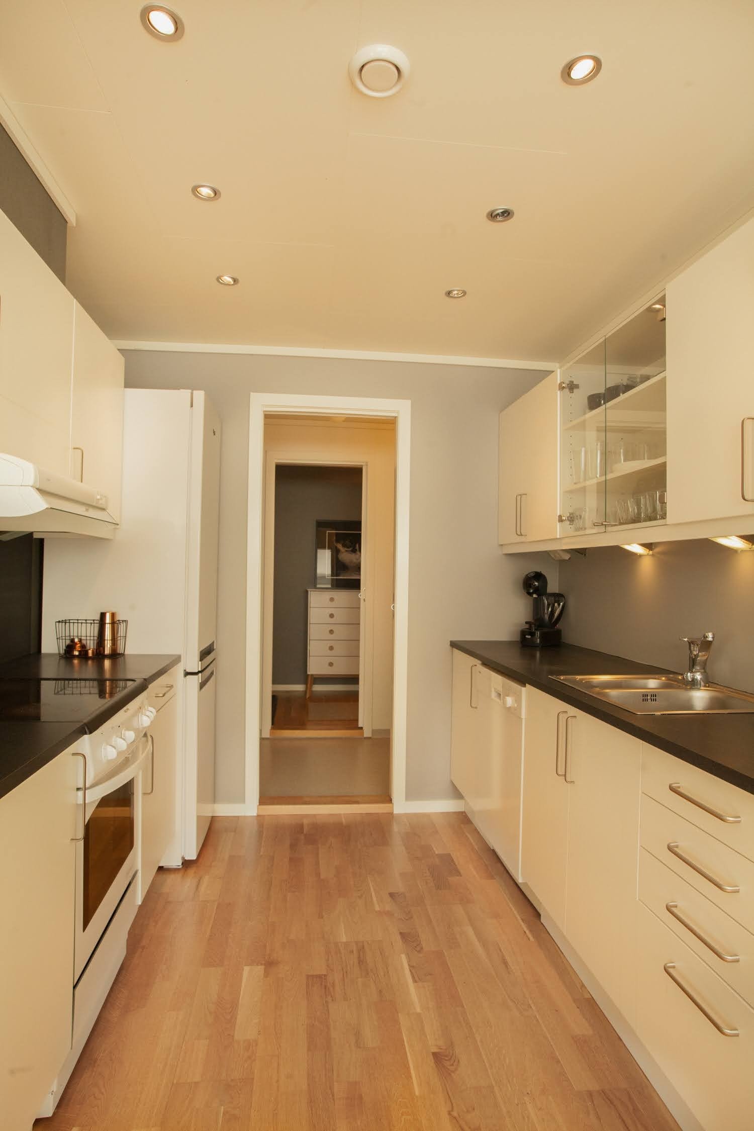 Skyvedør mot vaskerom fra kjøkkenet Galleribilde