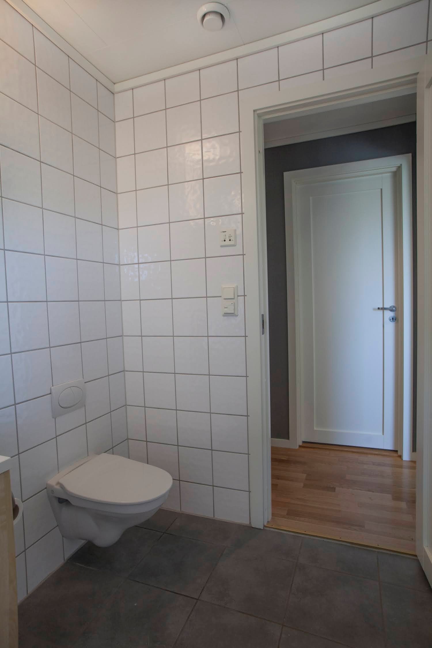 Vegghengt toalett på bad Galleribilde