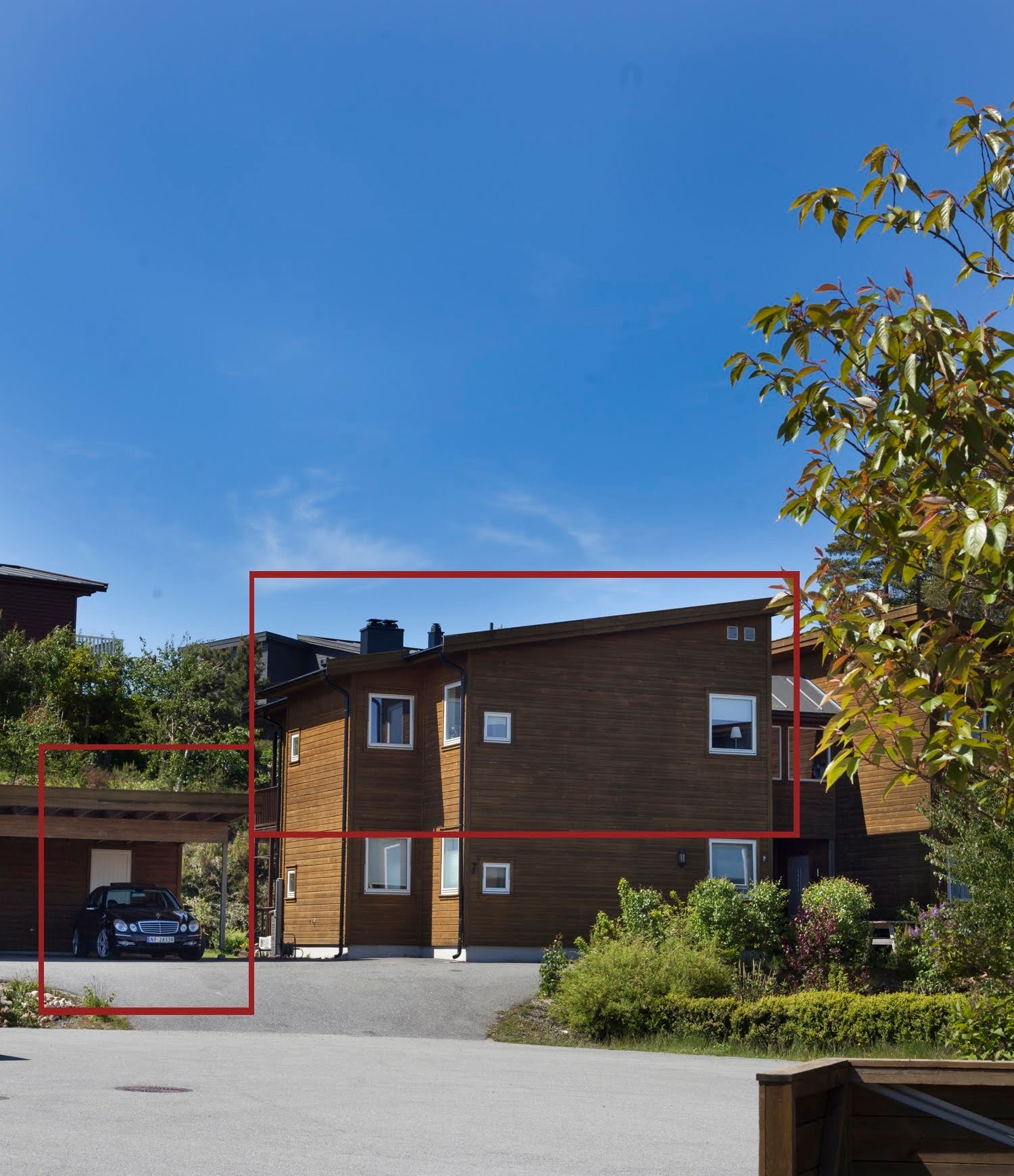 Egen biloppstillingsplass i car port med praktisk sportsbod i bakkant Galleribilde