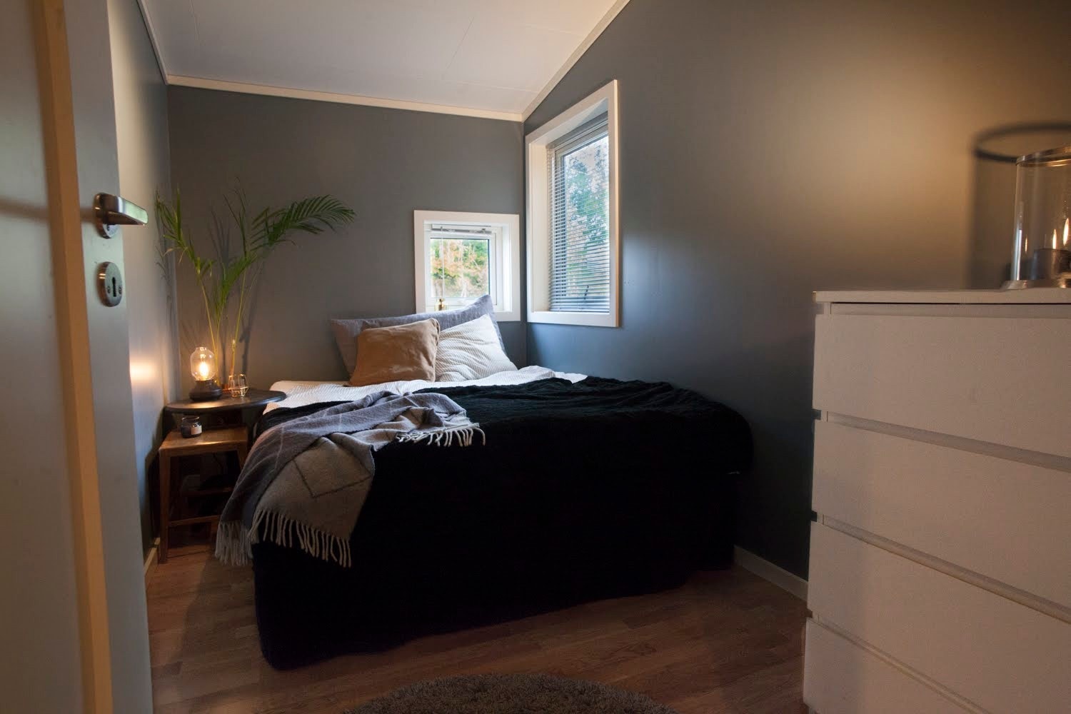 Soverom 1 - nok plass til dobbeltseng og oppbevaring Galleribilde