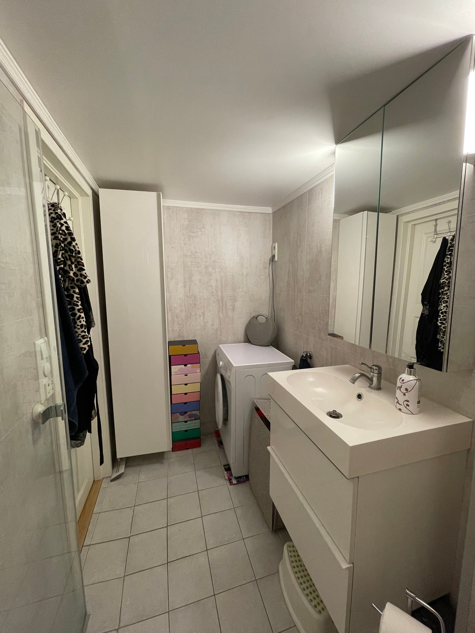 Bad med god oppbevaringsplass og opplegg for vaskemaskin. Galleribilde
