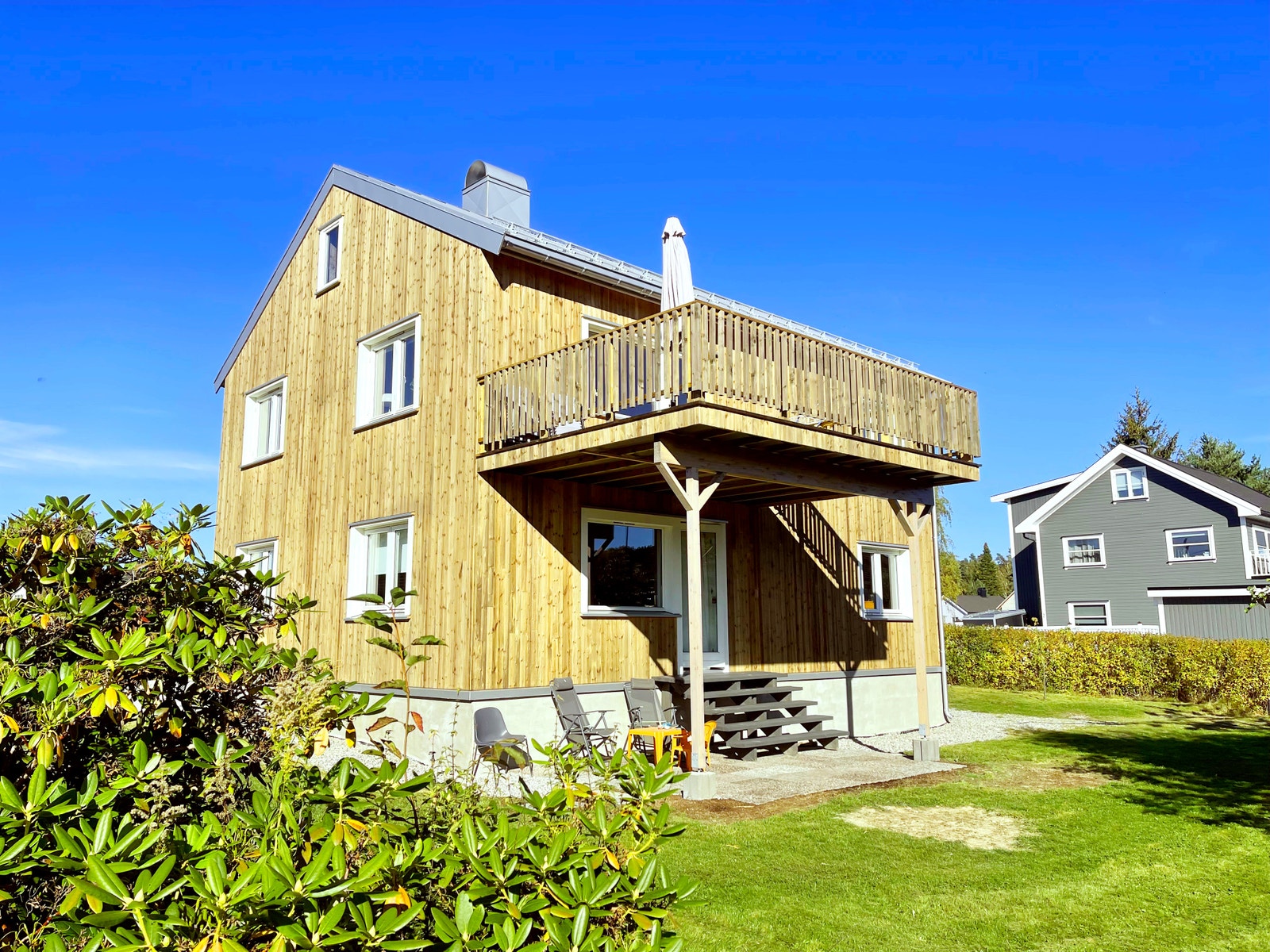 Uteplass med tak og tilgang til flott hage Galleribilde