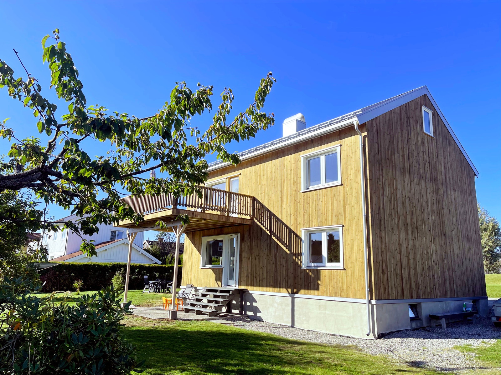 Stor balkong med tak og tilgang til flott hage Galleribilde