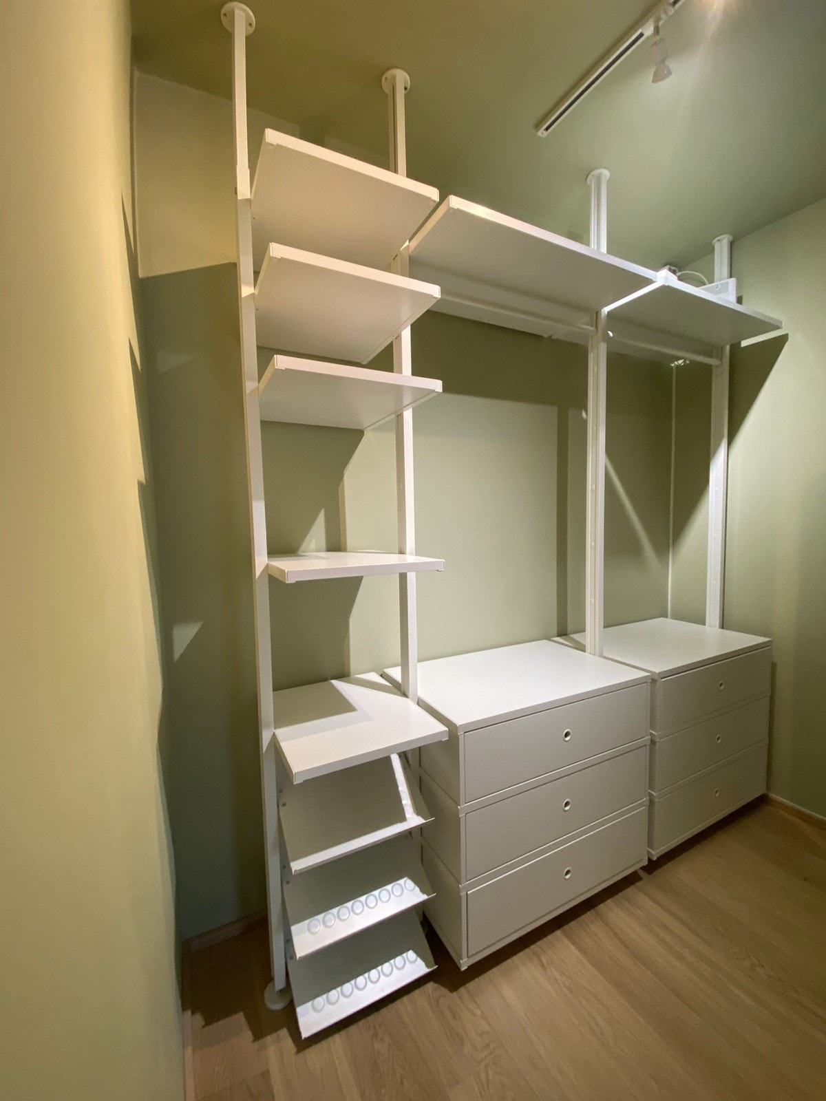 «Walk in closet» soverom 2 Galleribilde