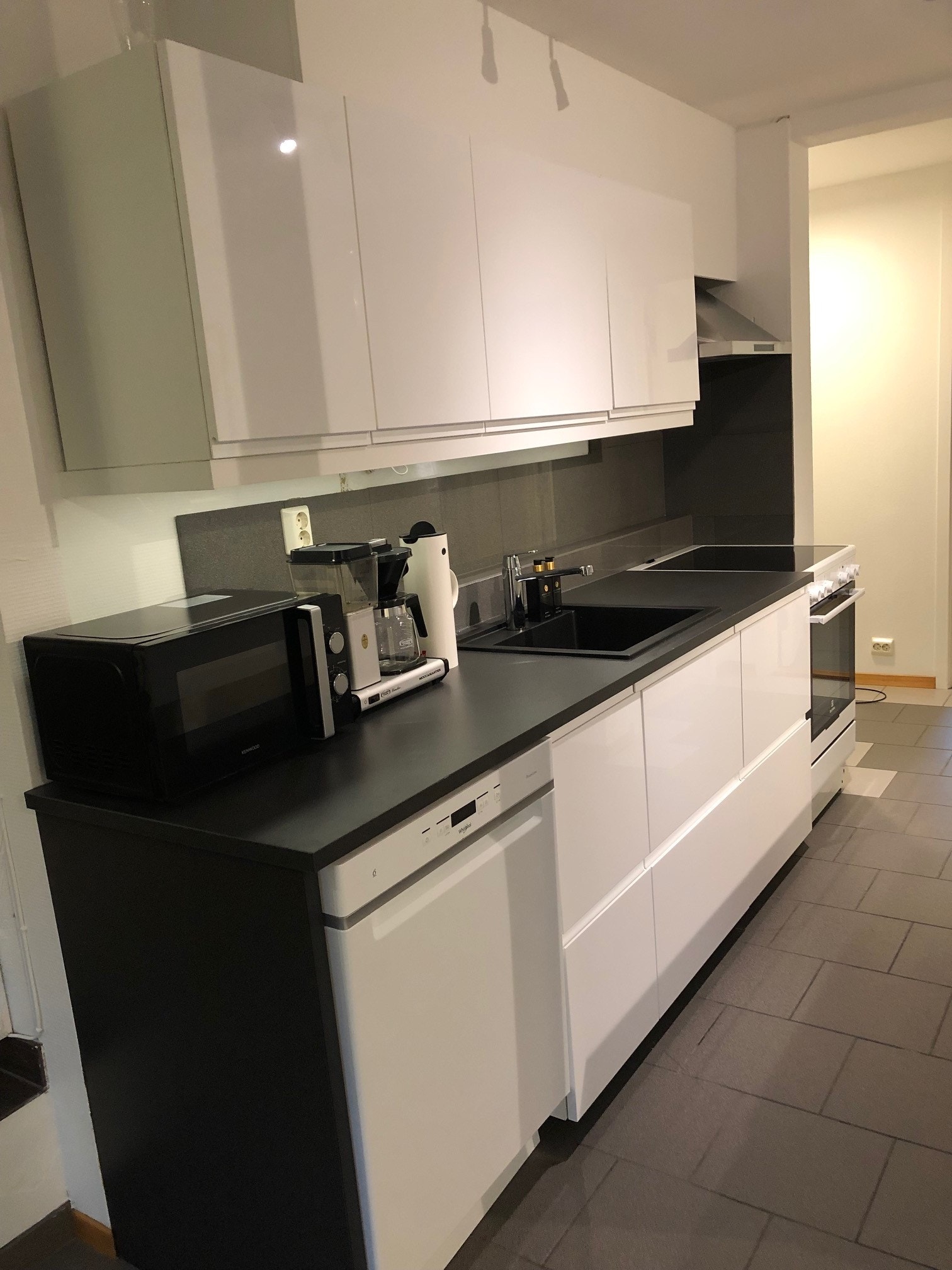 Nytt kjøkken med nye hvitevarer Galleribilde