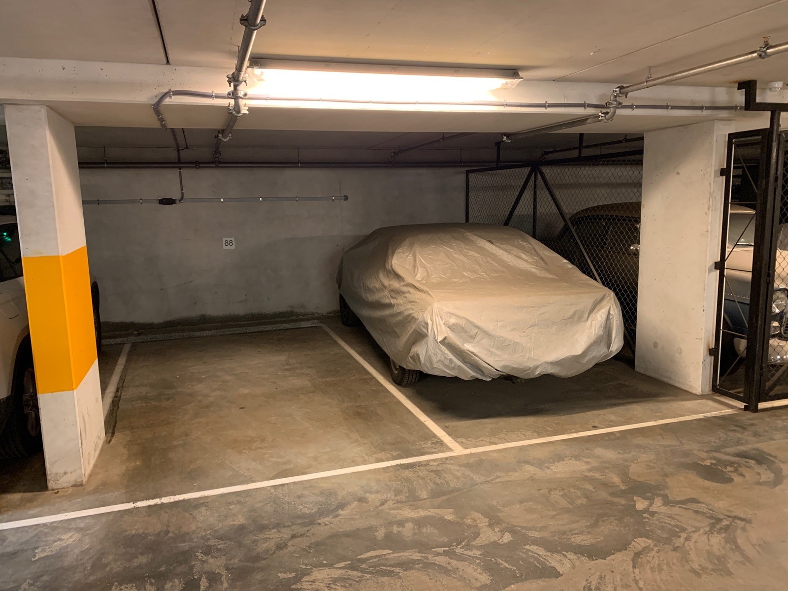 Garasjeplassen er der bilen står Galleribilde