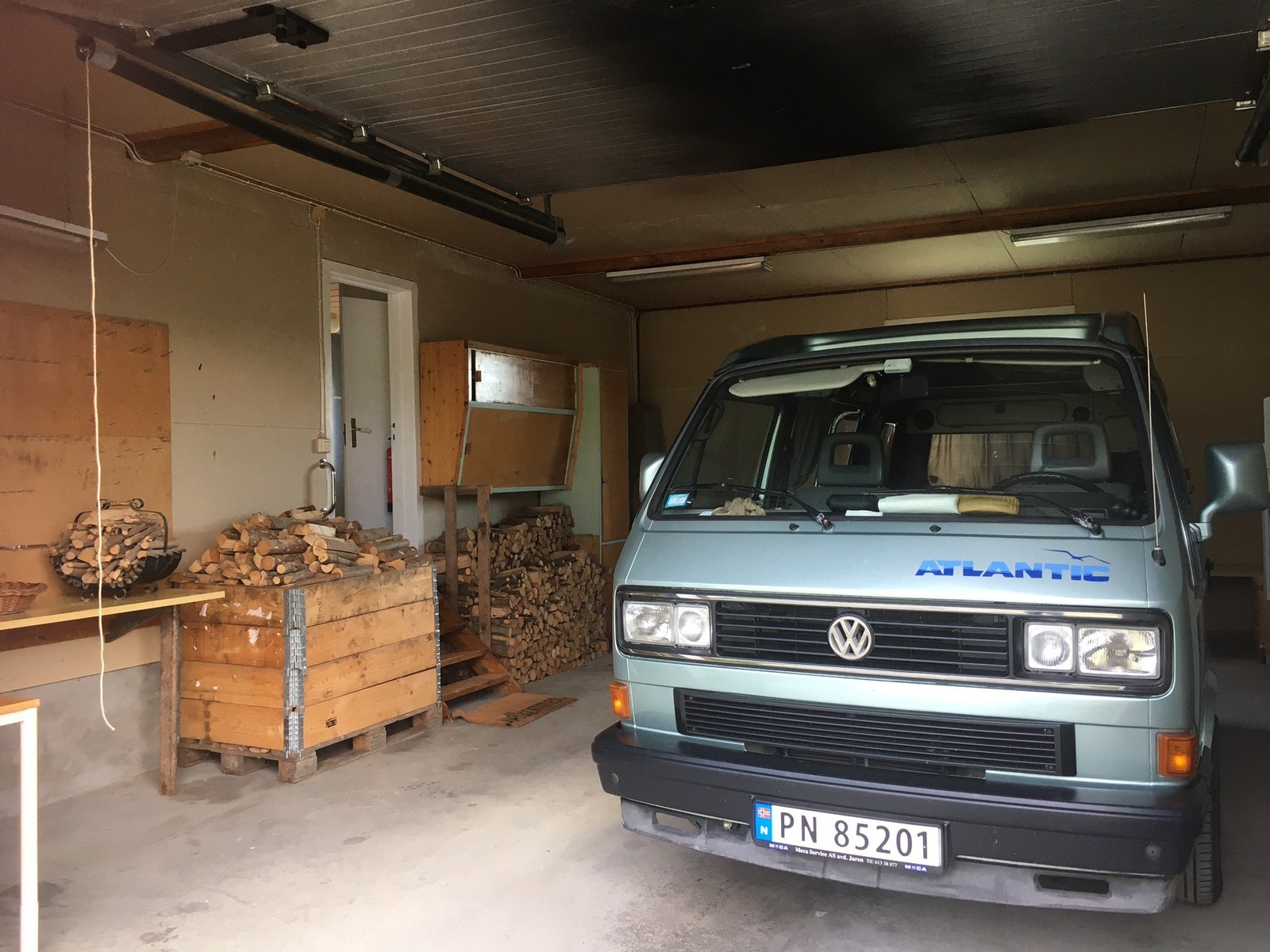 Isolert Garasje på circa 50m2 med direkte internt tilgang til hoved etasje. Galleribilde