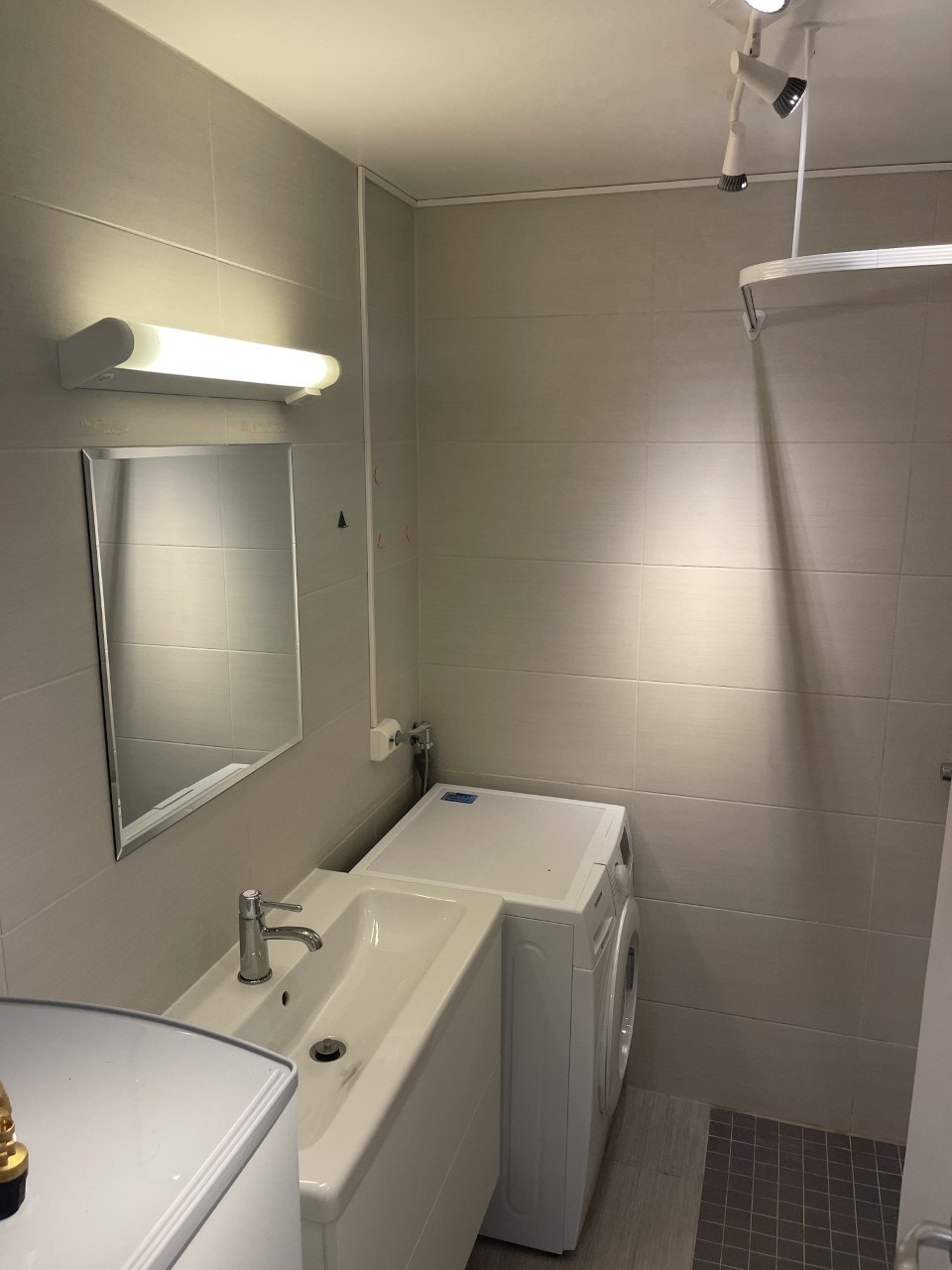 Bad. Ny varmtvannstank, baderomsinnredning og kombimaskin Galleribilde