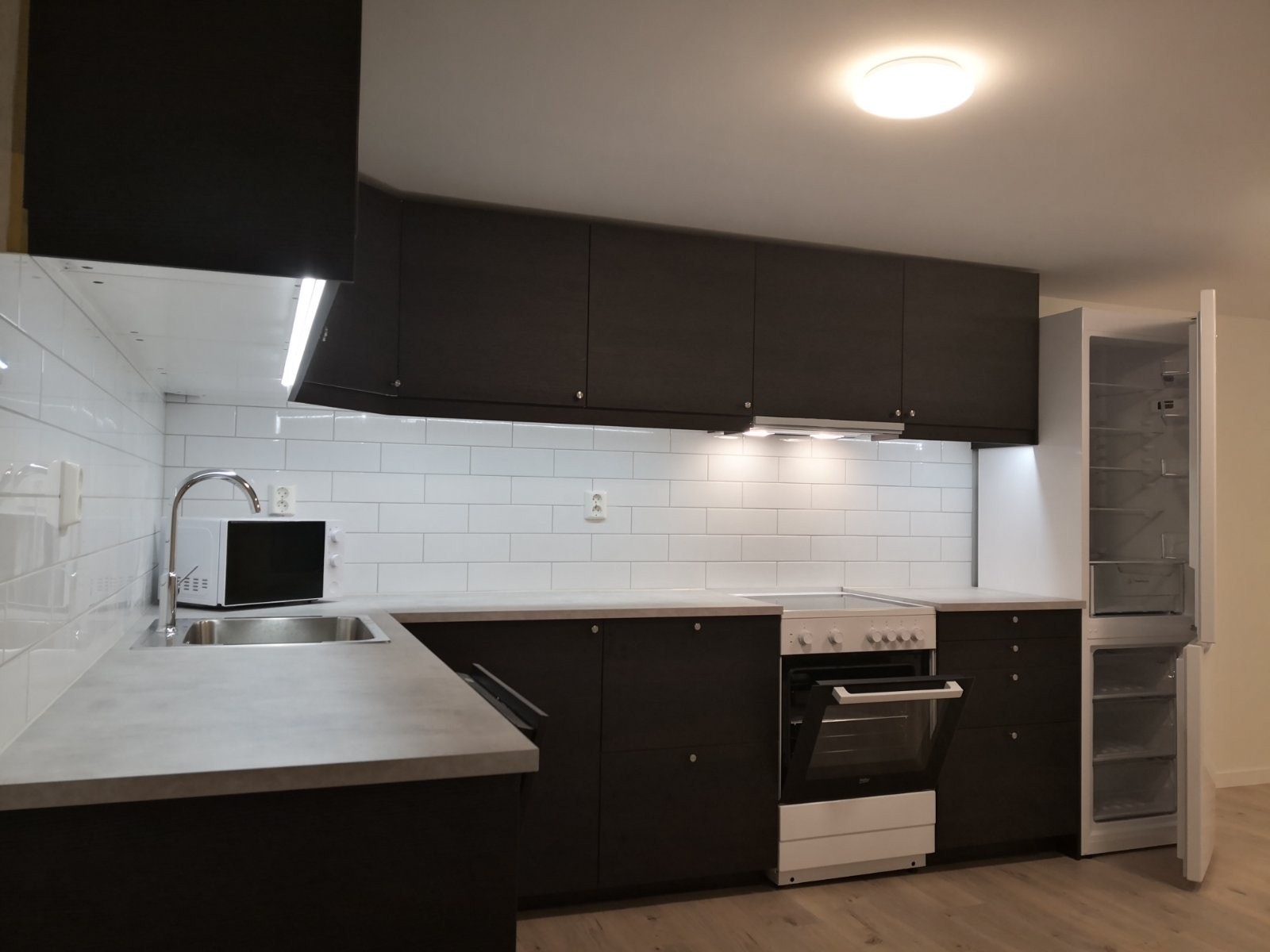 Ikea kjøkken 2021 med medfølgendehvitevarer: Kjøleskap, komfyr, mikrobølgeovn og oppvaskmaskin Galleribilde