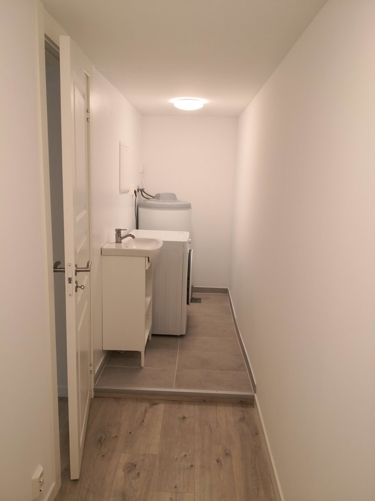 Vaskerom og stor bod/ lagringsplass/ garderobe 5,5m2. Bildet er uten tørketrommelen, men den følger med. Galleribilde