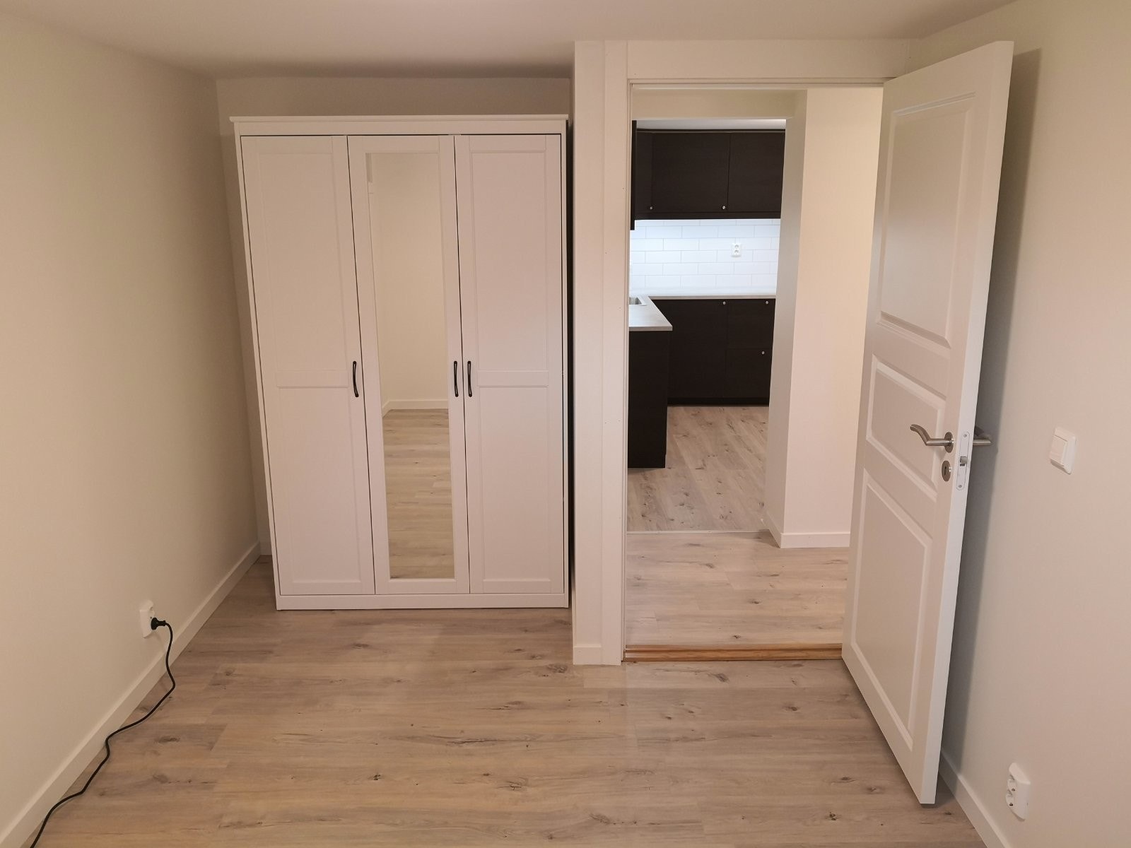 Stort soverom 9,1m2 med ikea garderobe Galleribilde