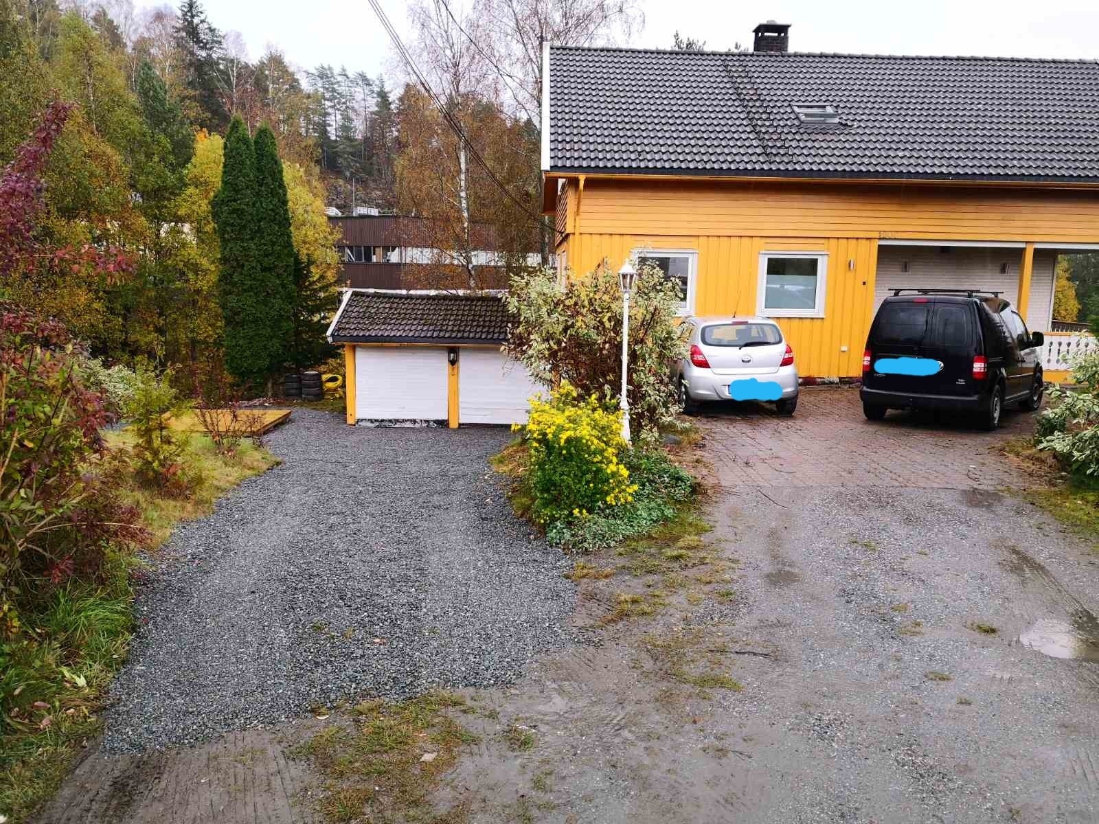 Egen oopkjørsel og egne parkeringsplasser . Vi parkerer foran huset vårt og bruker garasjen som bod og sjelden henter ting derfra. Galleribilde