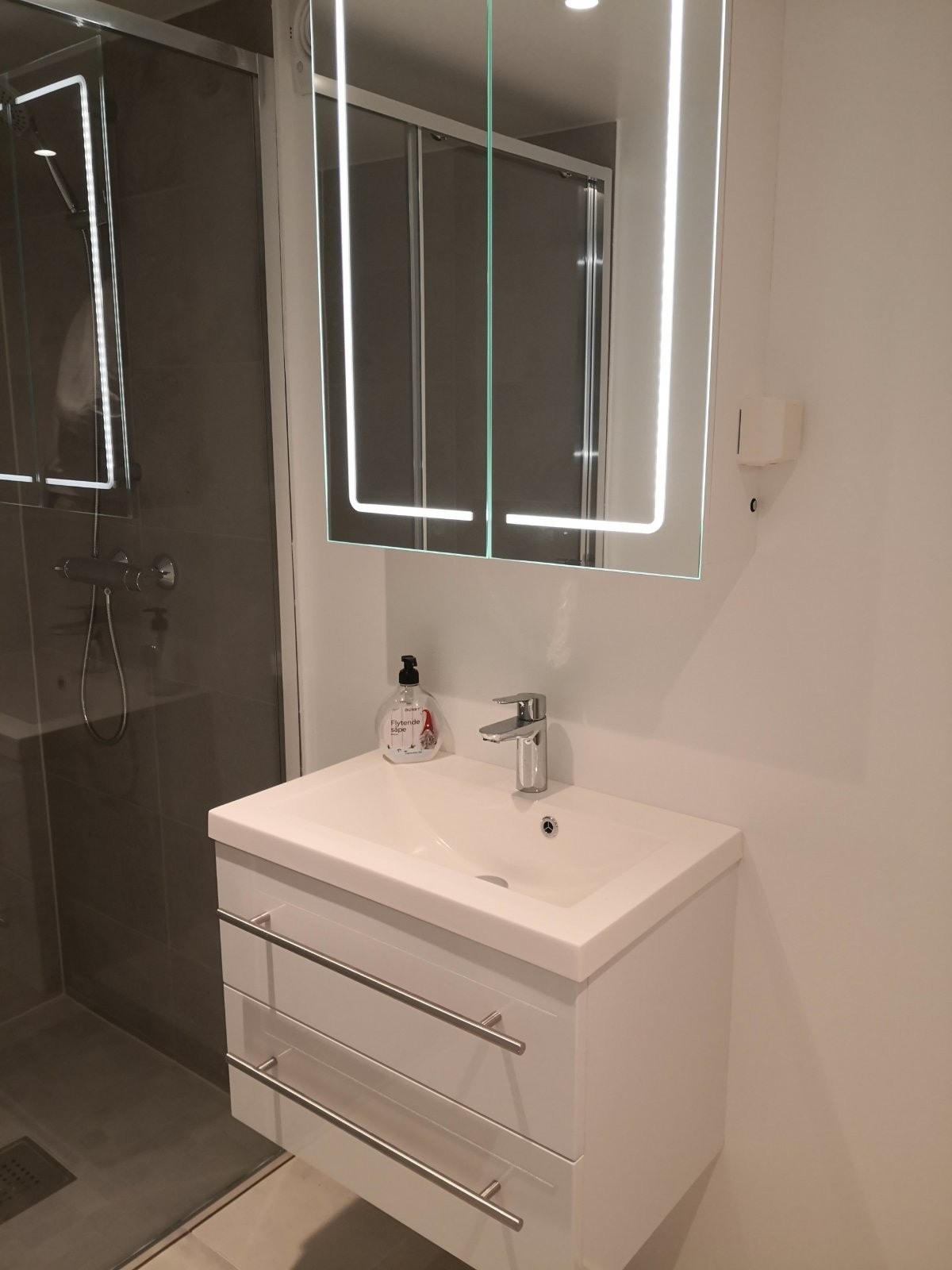 Speilskap med integrert belysning Galleribilde