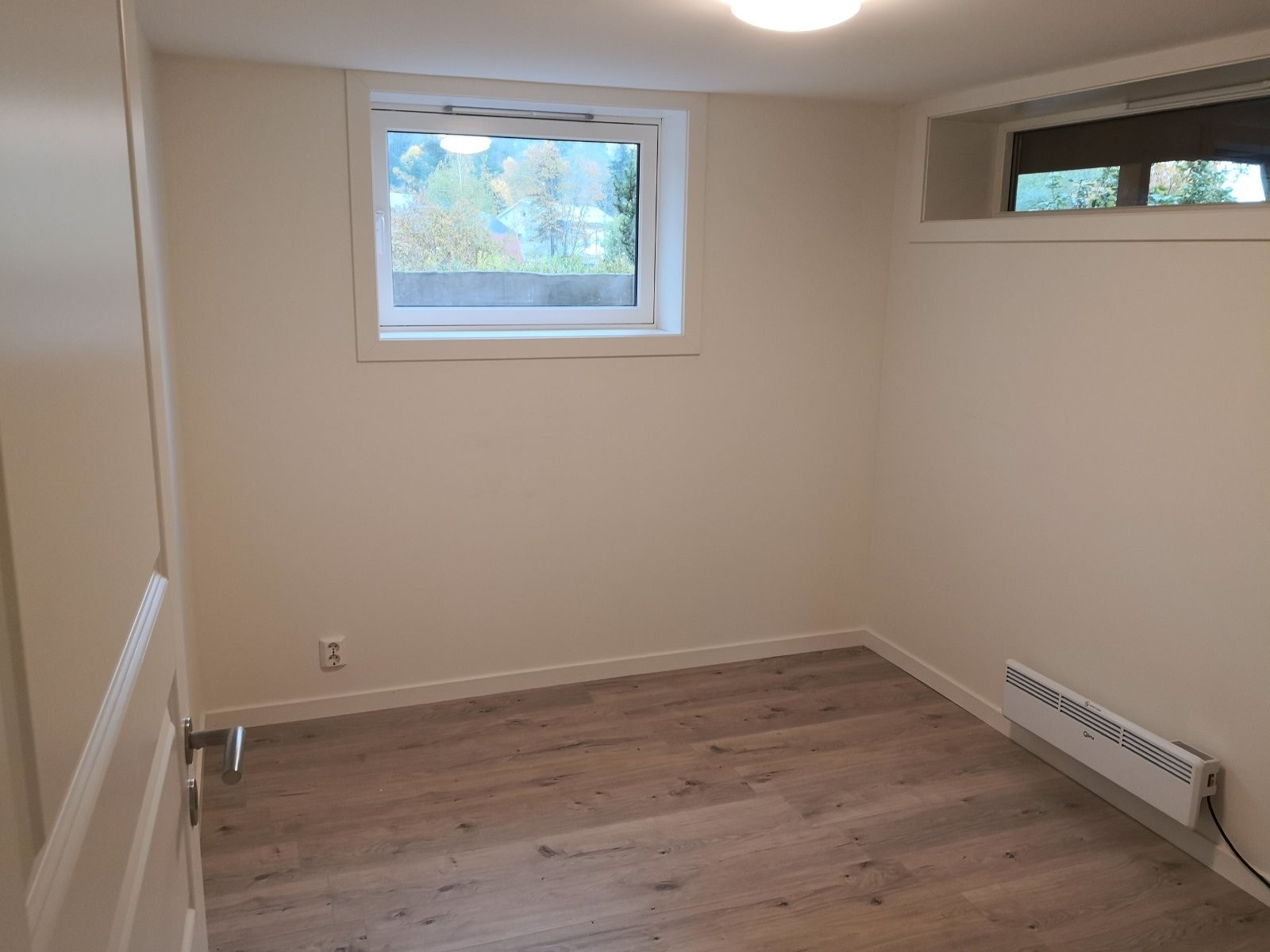 Stort soverom 9,1m2 med ikea garderobe Galleribilde