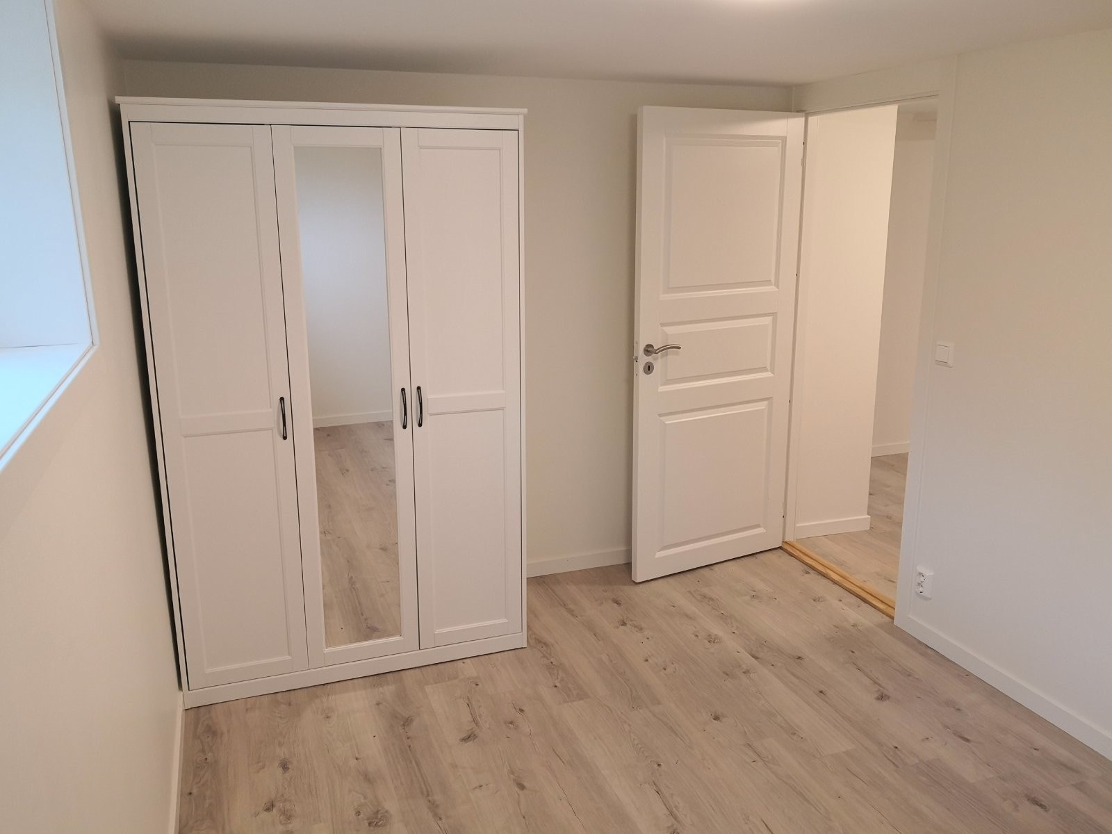 Hovedsoverom 10,3m2 med en ikea garderobe Galleribilde