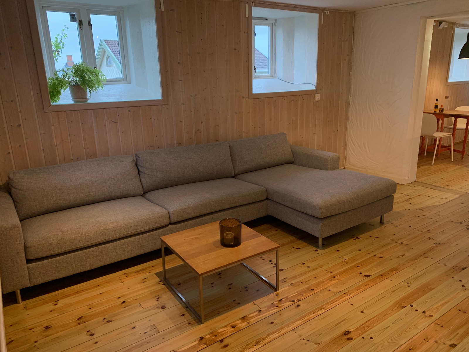 Stor sofa fra Bolia.
Mange vinduer gir godt med lysinnslipp. Galleribilde