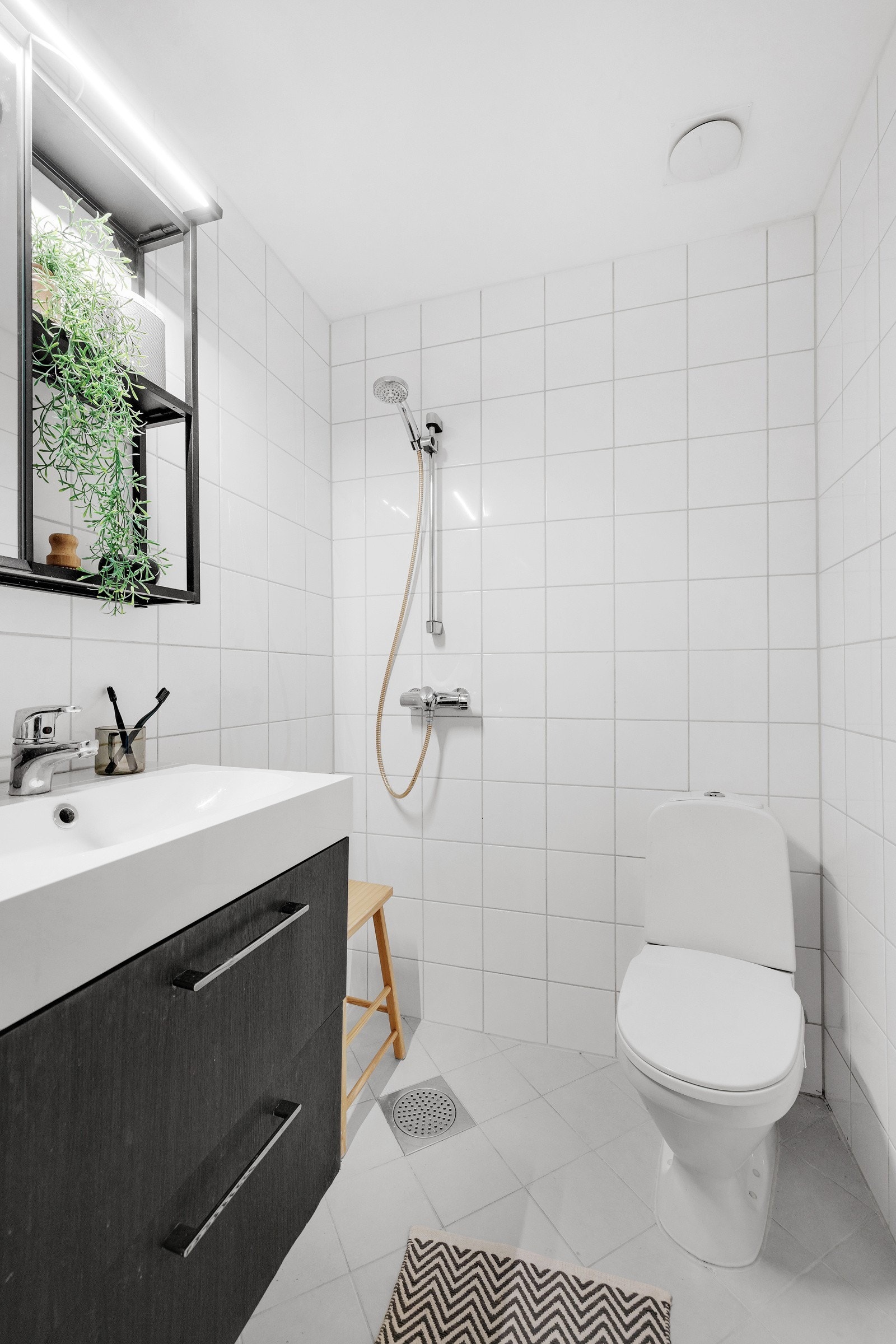 Badet har nå glassdører i dusjen. Møblene på bildene følger ikke med. Galleribilde