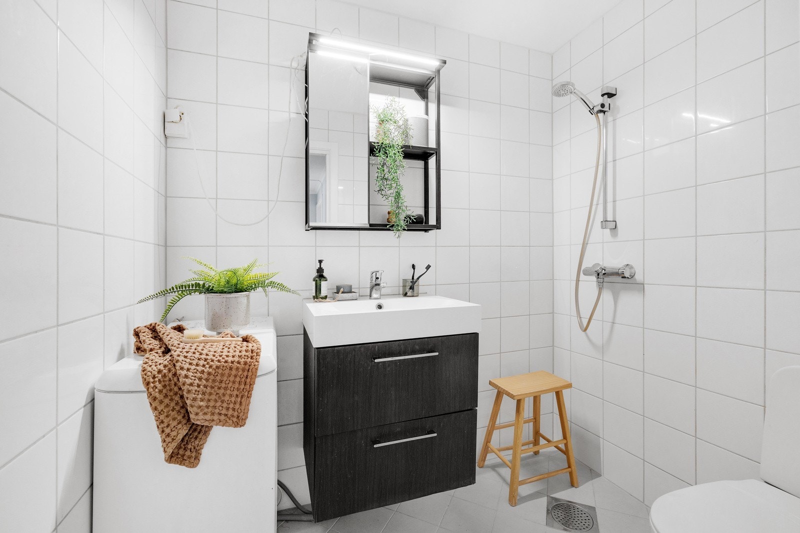 Badet har nå glassdører i dusjen. Møblene på bildene følger ikke med. Galleribilde