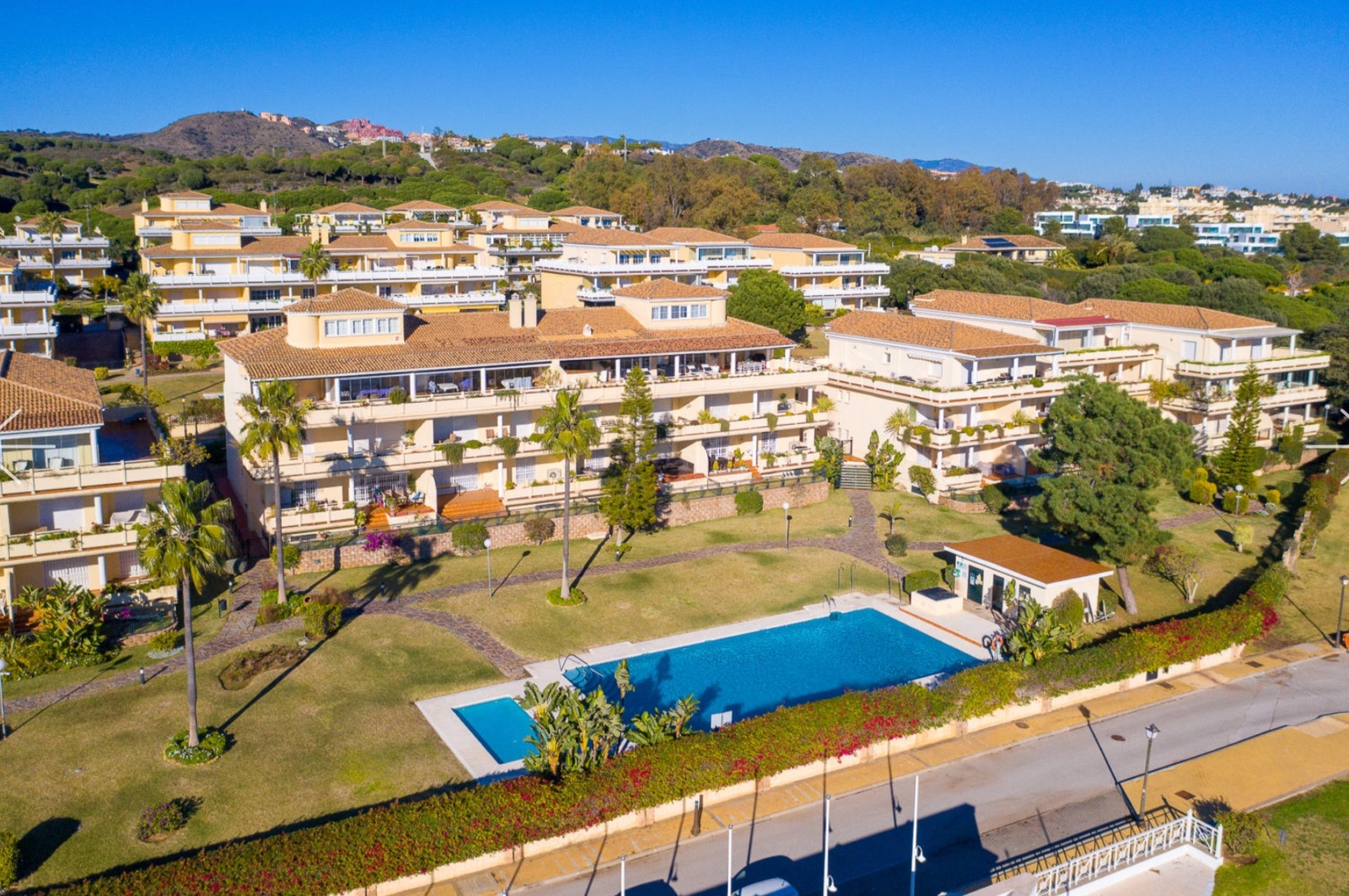 Sameiet har et stort og et lite svømmebasseng med utedusj, garderobe / toalett og solsenger og parasoller til fri bruk. Galleribilde