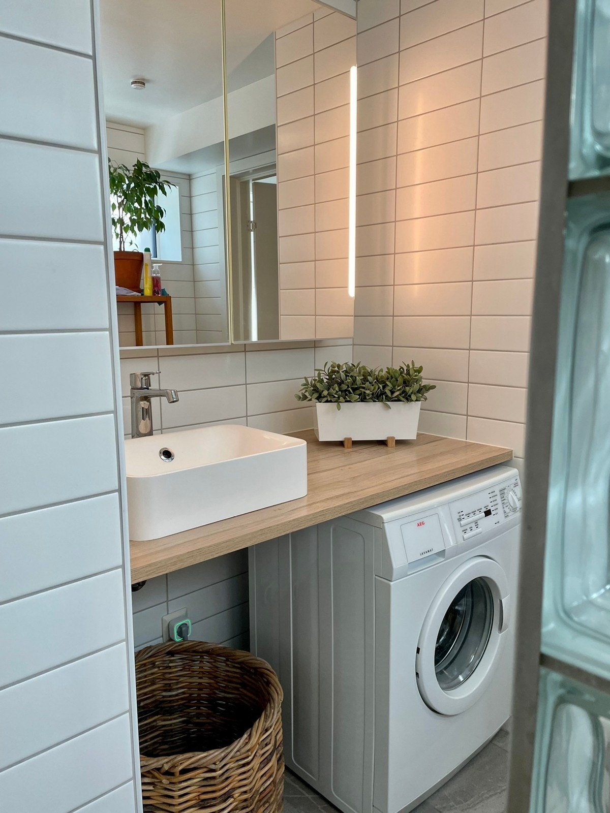 Vaskemaskin på bad. Galleribilde