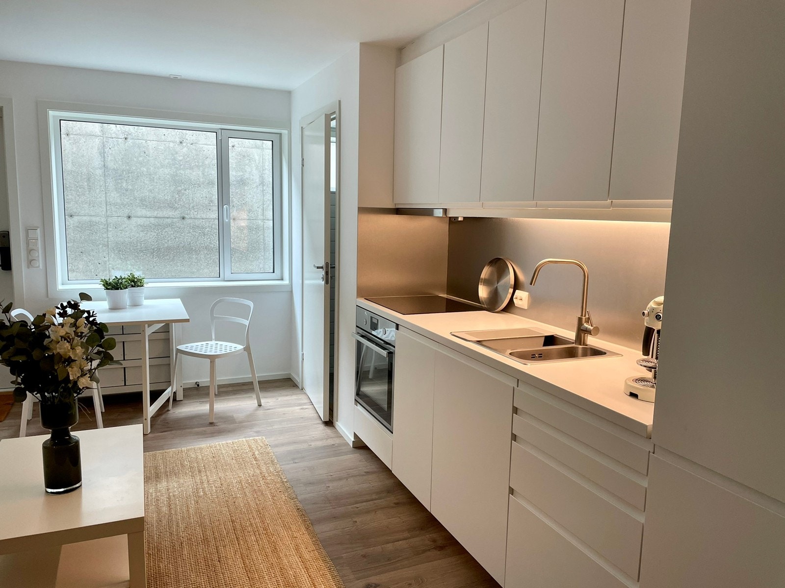 Kombinert stue og kjøkken med spiseplass Galleribilde