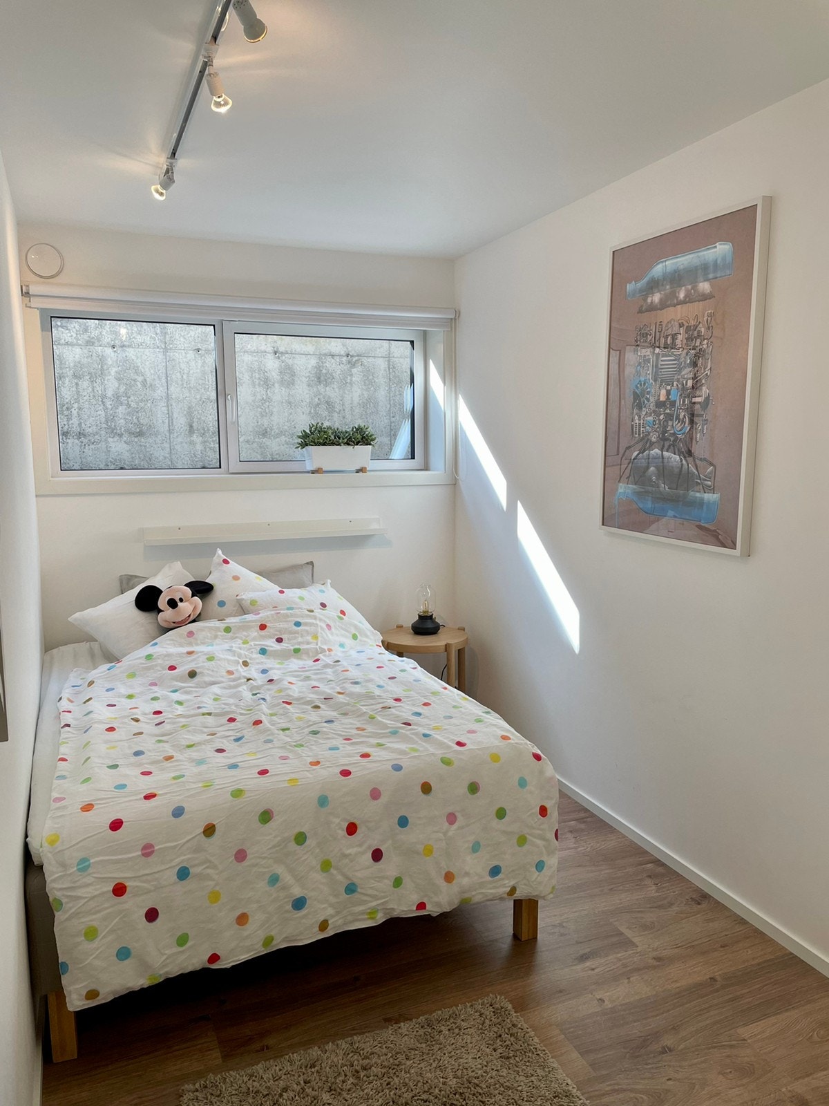 To identiske soverom med 140 cm rammemadrass Galleribilde