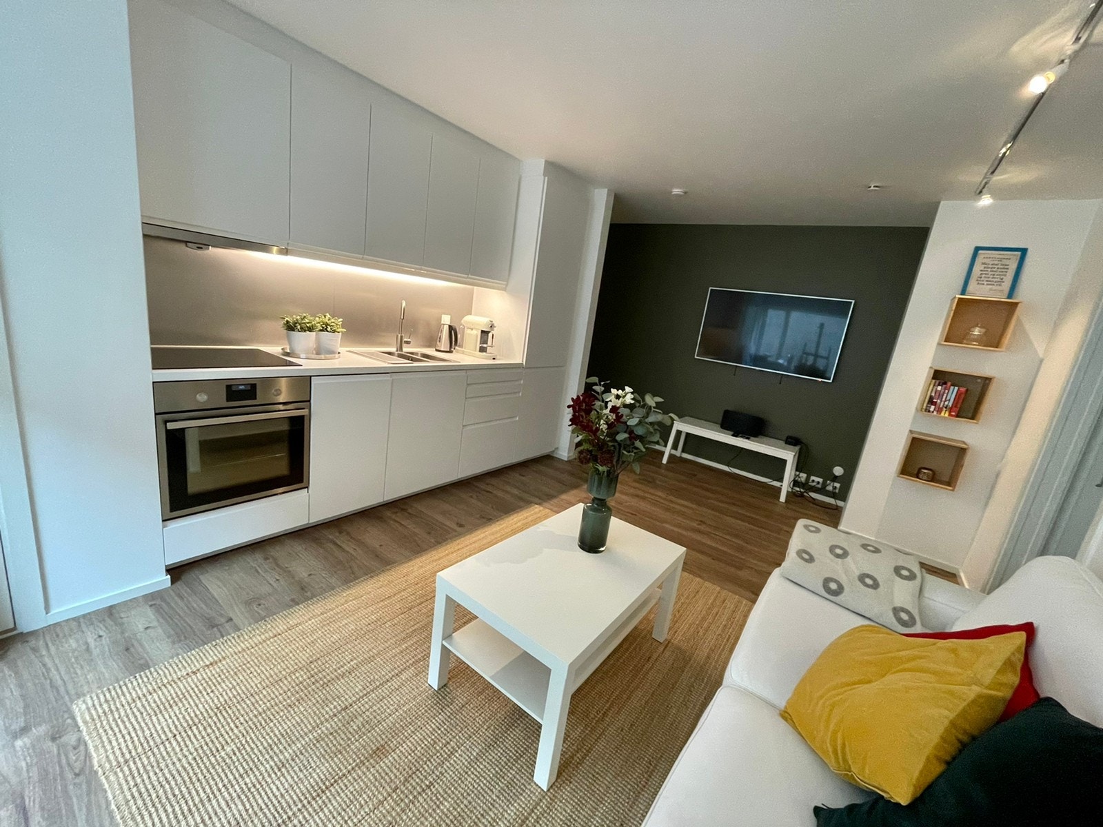 Oppvaskmaskin, kjøleskap og frys, steikeovn Galleribilde