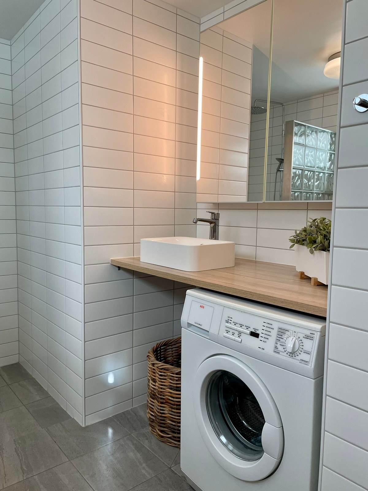 Romslig bad med vaskemaskin tilgjengelig Galleribilde