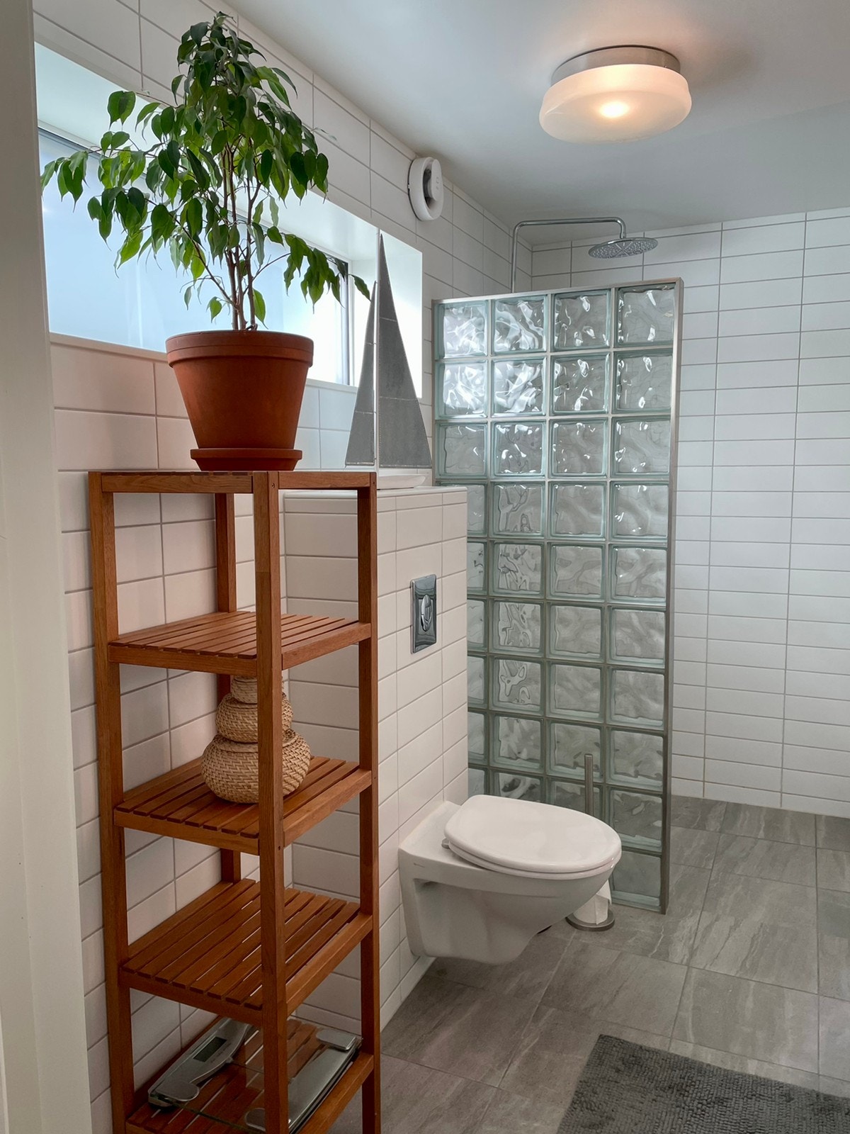 Romslig bad med vaskemaskin Galleribilde