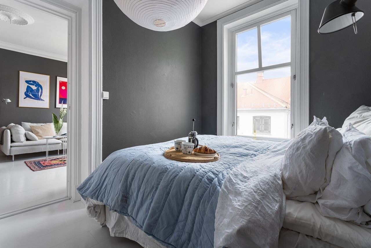 Soverommet har plass til seng, skap og et nattbord Galleribilde