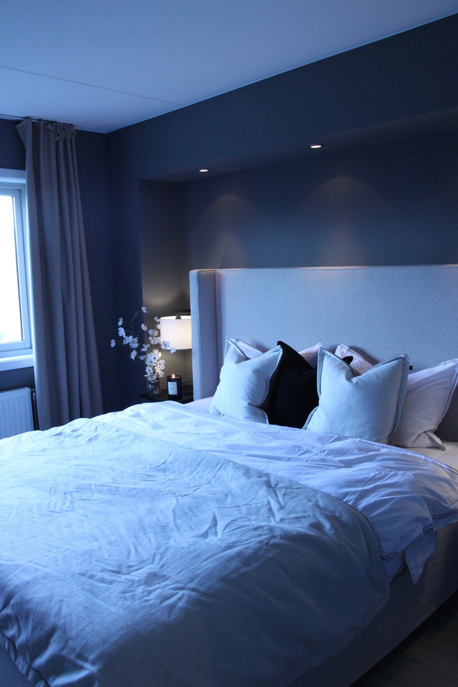 Stort hovedsoverom med god plass til dobbeltseng Galleribilde