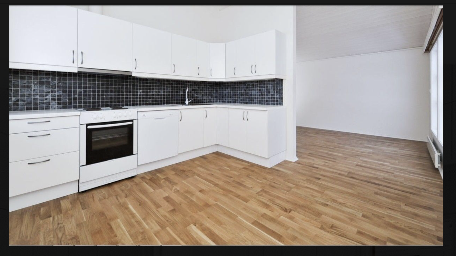 Kjøkken med oppvaskmaskin og komfyr Galleribilde