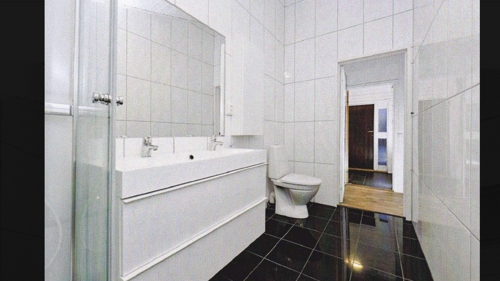 Flislagt bad med varmekabler og opplegg vaskemaskin Galleribilde