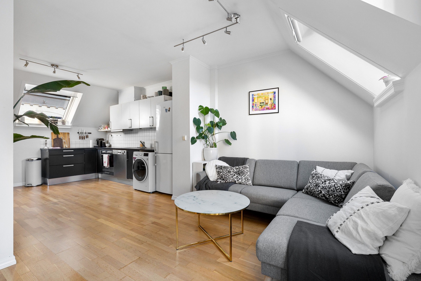 Åpen løsning mot kjøkkenet. Leiligheten leies ut delvis møblert. Galleribilde