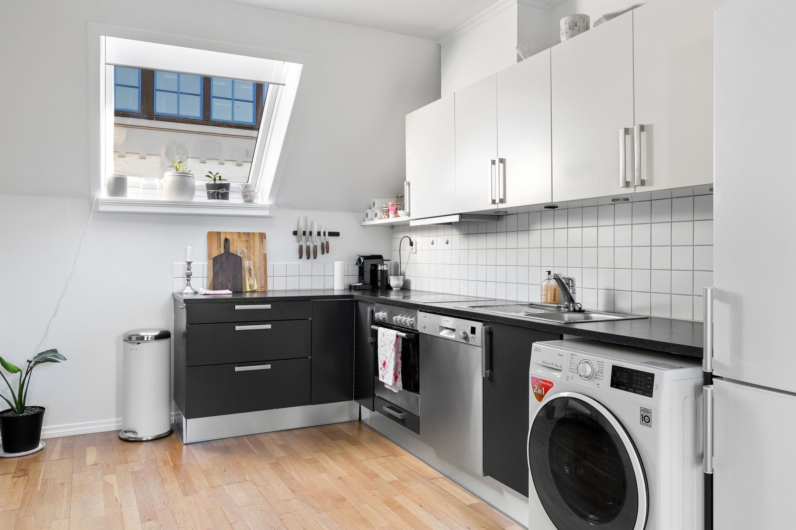 Kjøkken med alt av hvitevarer. Helt ny kombimaskin (vask og tørk) Galleribilde