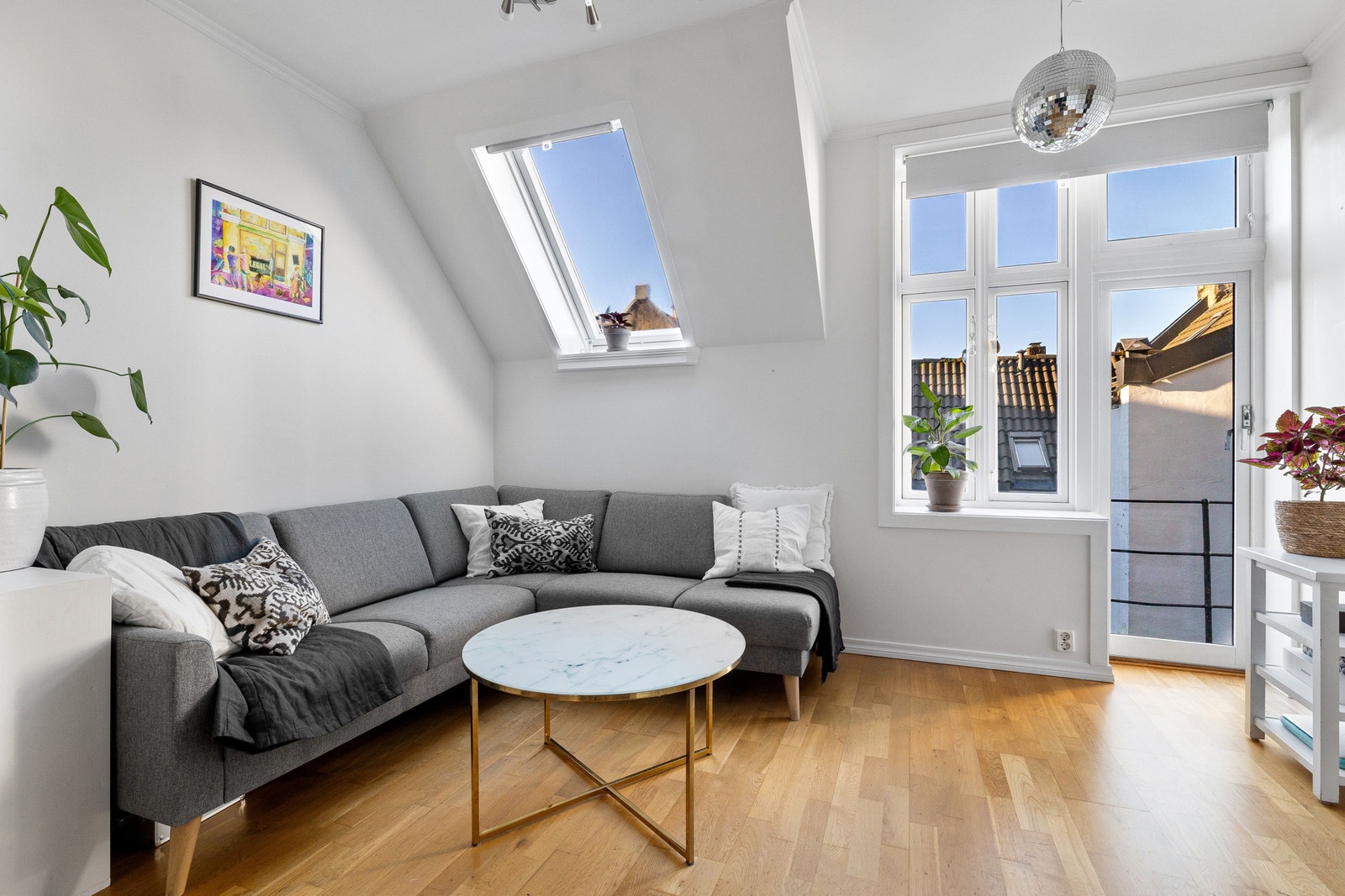 Leiligheten har en lys og fin stue med utgang til luftebalkong. Galleribilde