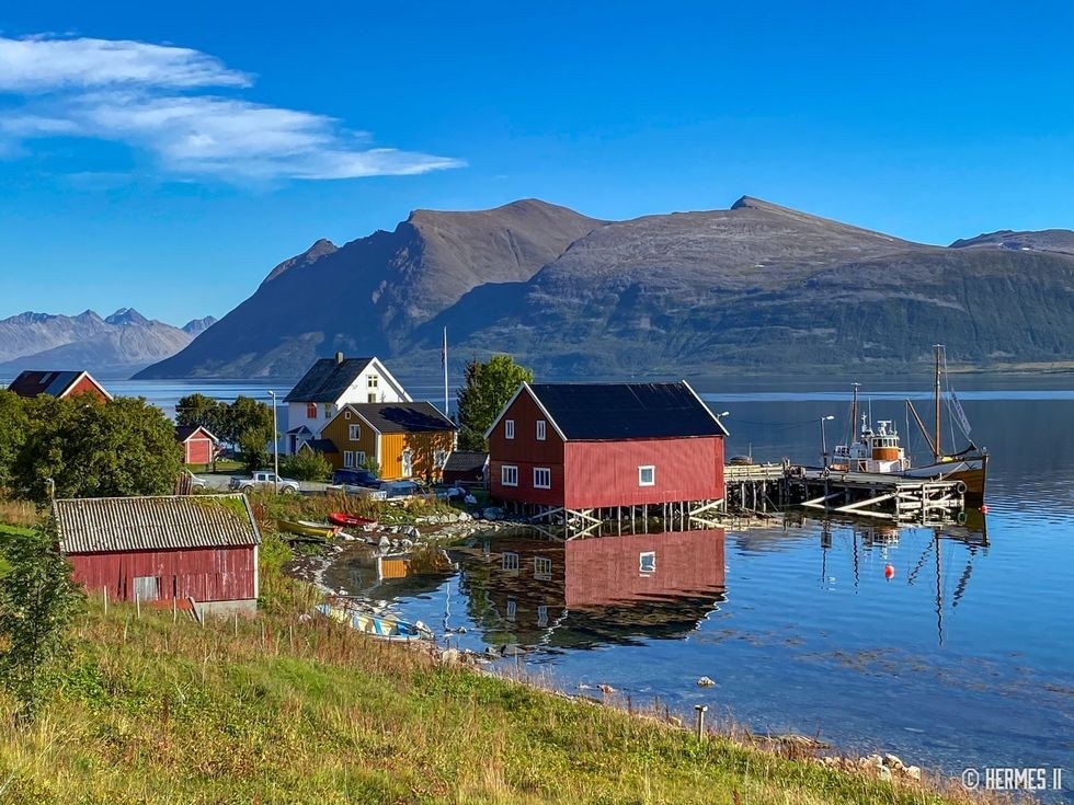2 km fra tomten ligger det gamle handelsstedet i Finnkroken. Båten Hermes ll har ofte turer hit om sommeren fra Tromsø. Foto: Truls Iversen - Hermes II. Galleribilde