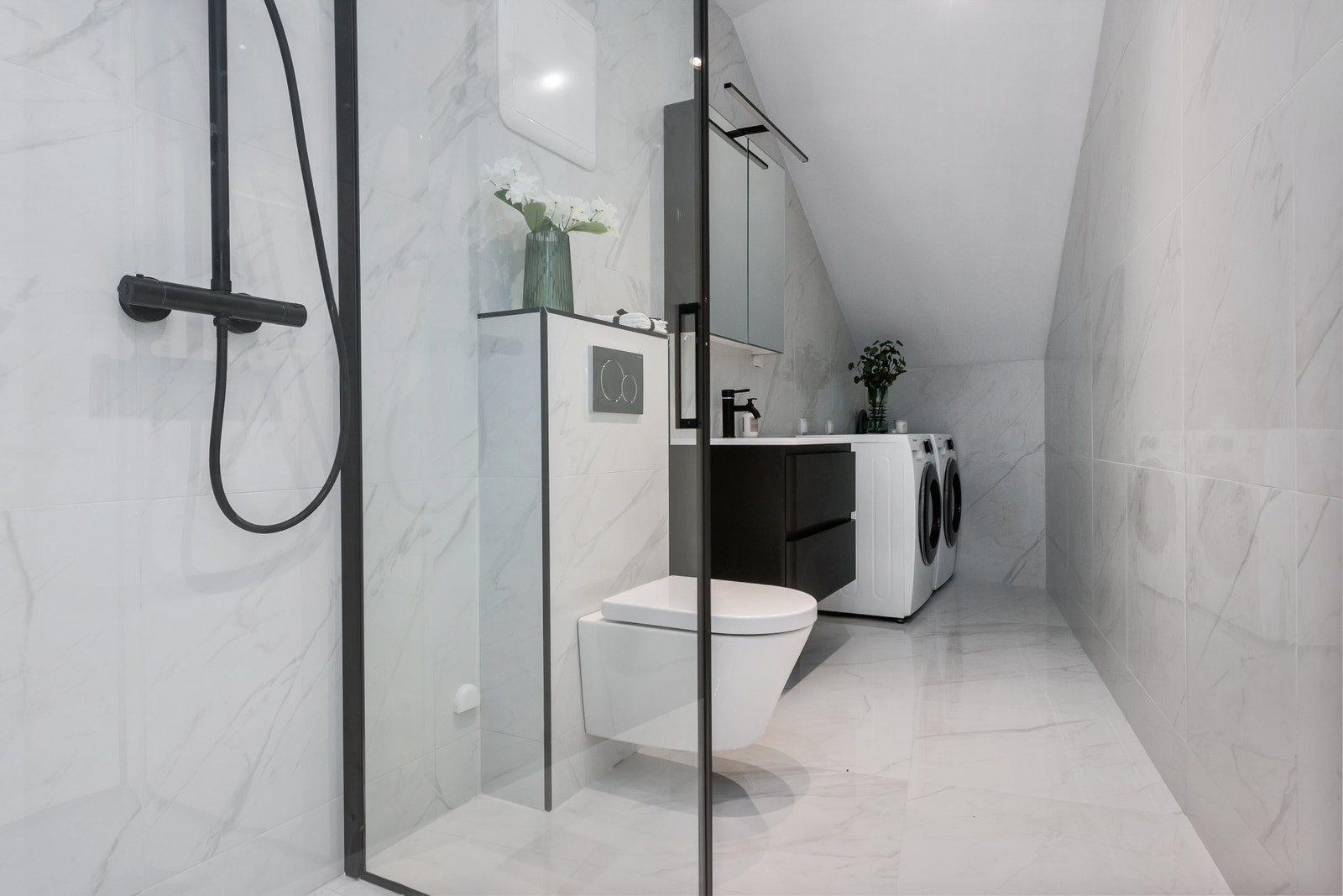 Bad 1 av 2 - med to stykk kombinerte vask/tørk Galleribilde