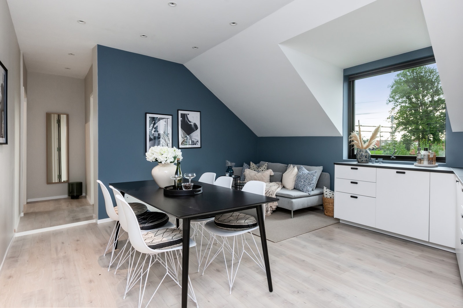 Ved kjøkkenet er det også en sofakrok Galleribilde