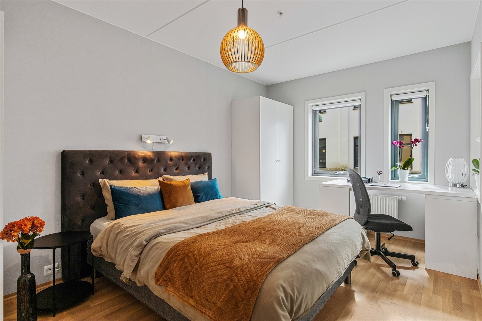 Det er medfølgende garderobe og god plass til ytterligere møblement som skrivebord. Galleribilde