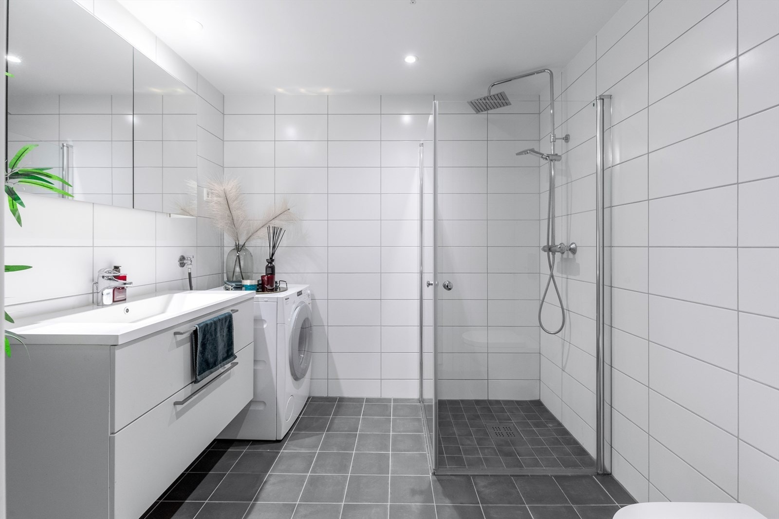 På badet er det dusjhjørne med regnfallsdusj, heldekkende servant på innredning, speilskap og toalett. Galleribilde