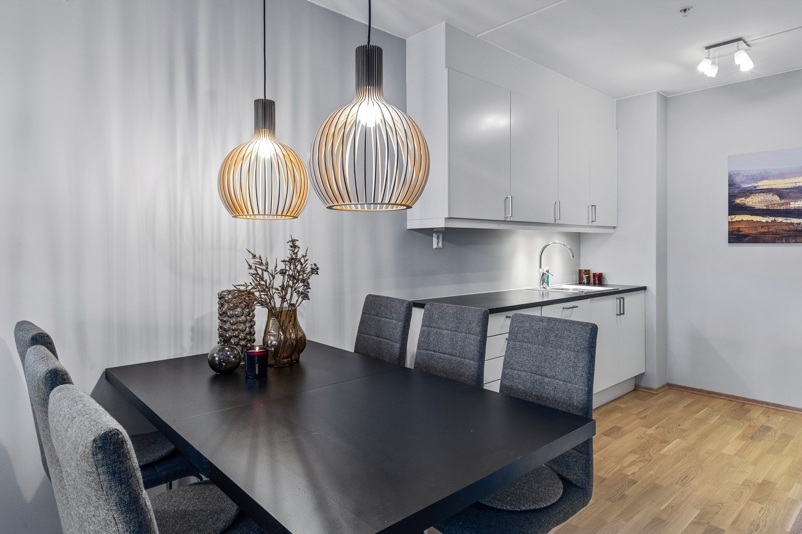 Med god plass til spisebord kan man enkelt samle venner og familie til hyggelige sammenkomster. Galleribilde