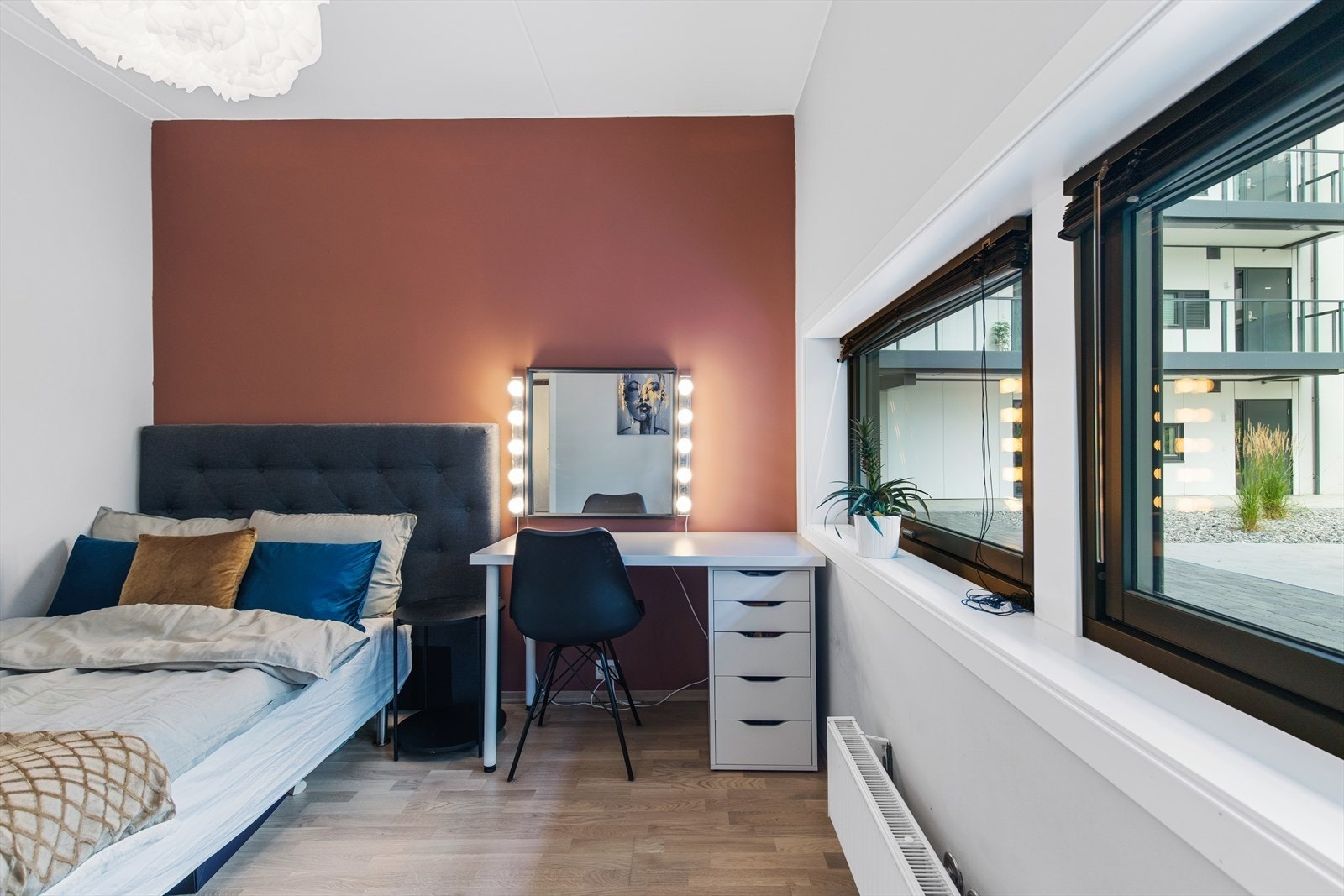 Soverom 3 har fin plass til seng, skrivebord og oppbevaringsmøblement. Galleribilde