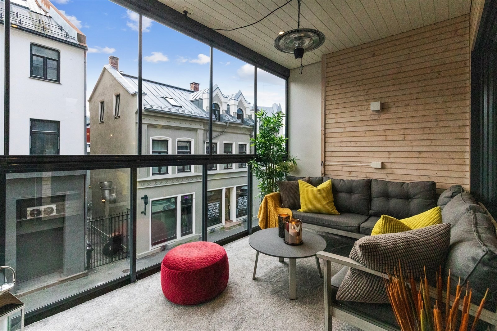 Den innglassende balkongen måler 8 kvm og har gode plass til sittegruppe. Galleribilde
