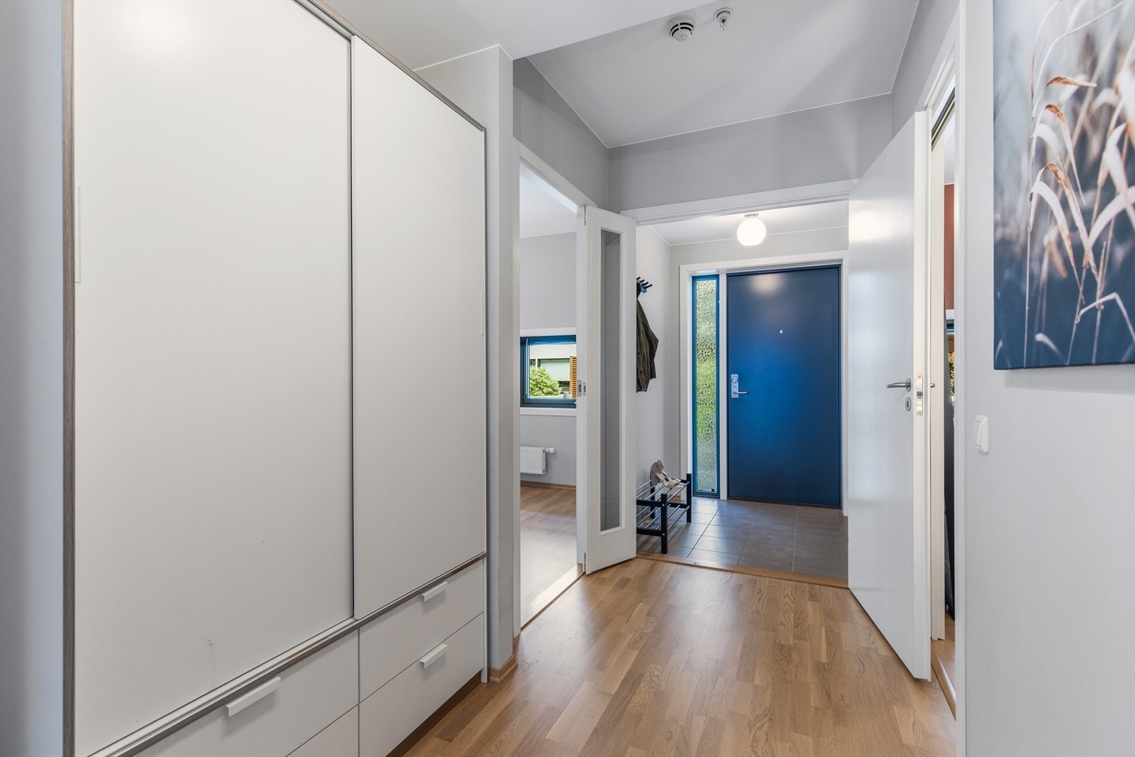 I gangen er det gode oppbevaringsmuligheter i romslig garderobeskap. Galleribilde