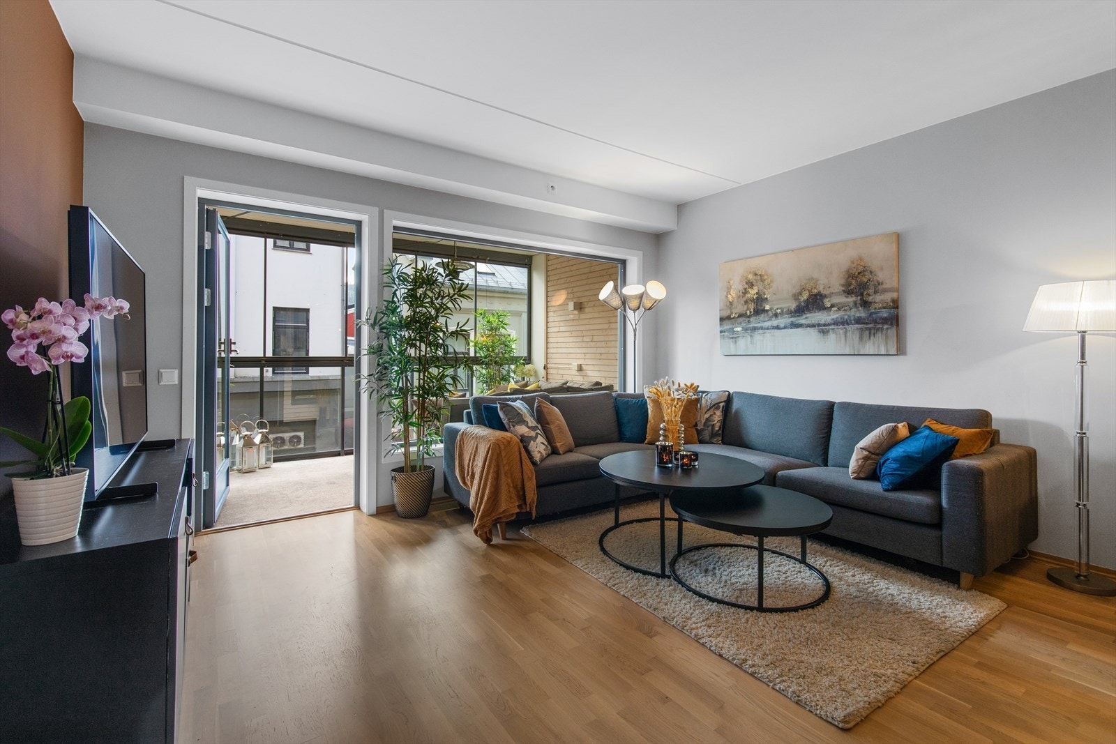 Stuen er lys og romslig med god plass til flere sittergrupper. Galleribilde