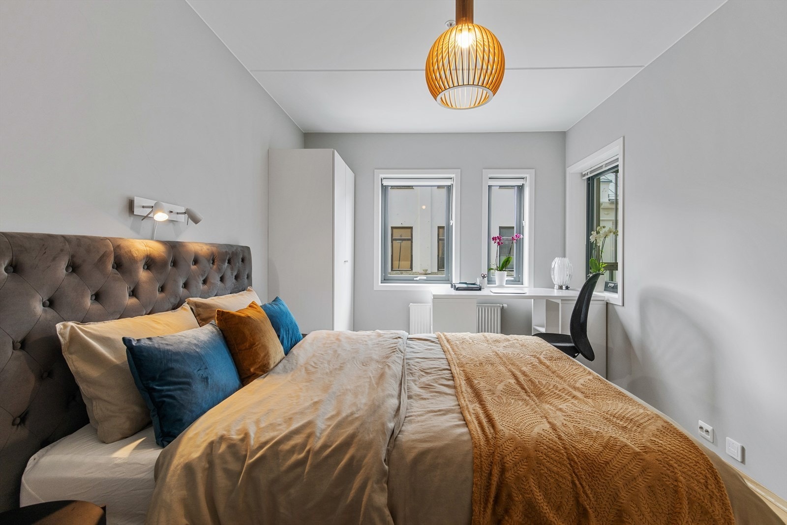 Hovedsoverommet er lyst og delikat med god plass til dobbeltseng. Galleribilde
